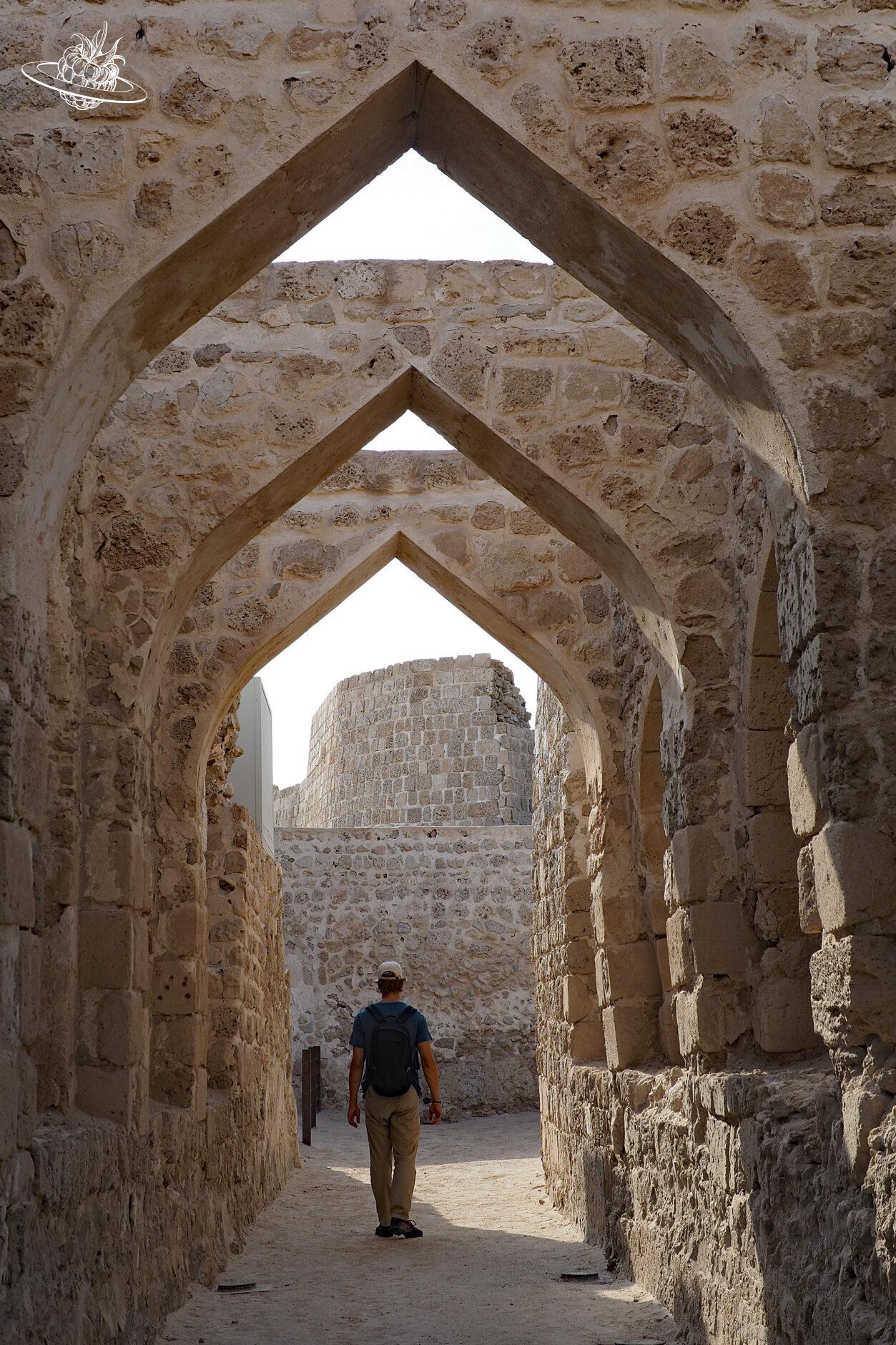 Mann durchläuft eine Burg