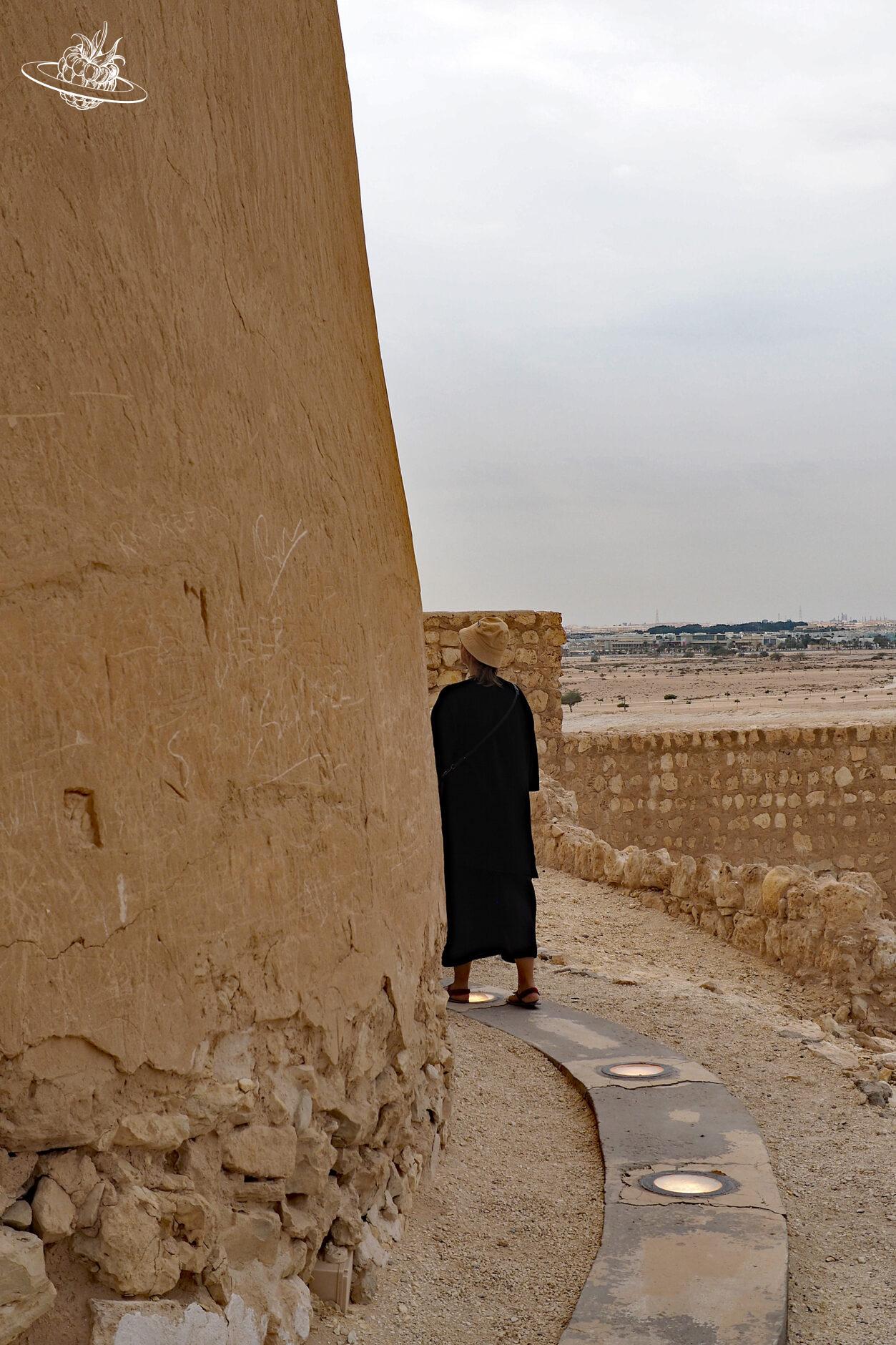 frau läuft um die burg