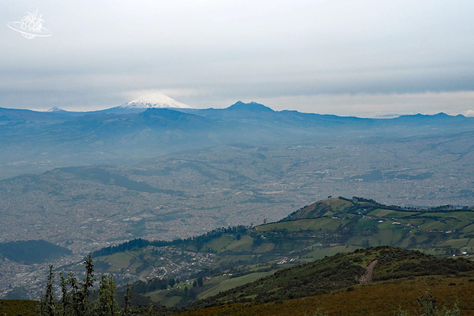 Blick auf Hauptstadt und Vulkan und Berge