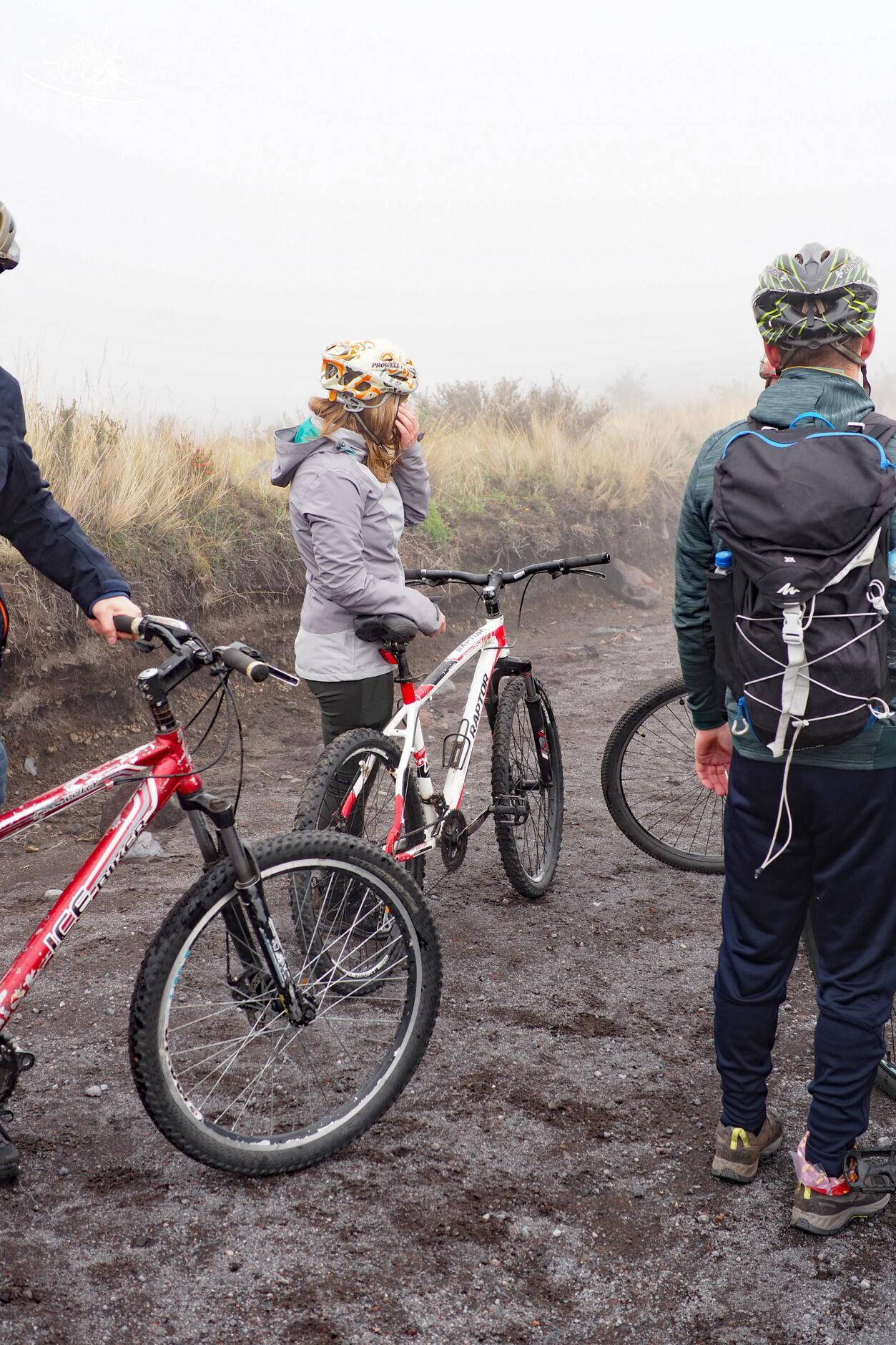 Menschen mit Fahrrädern