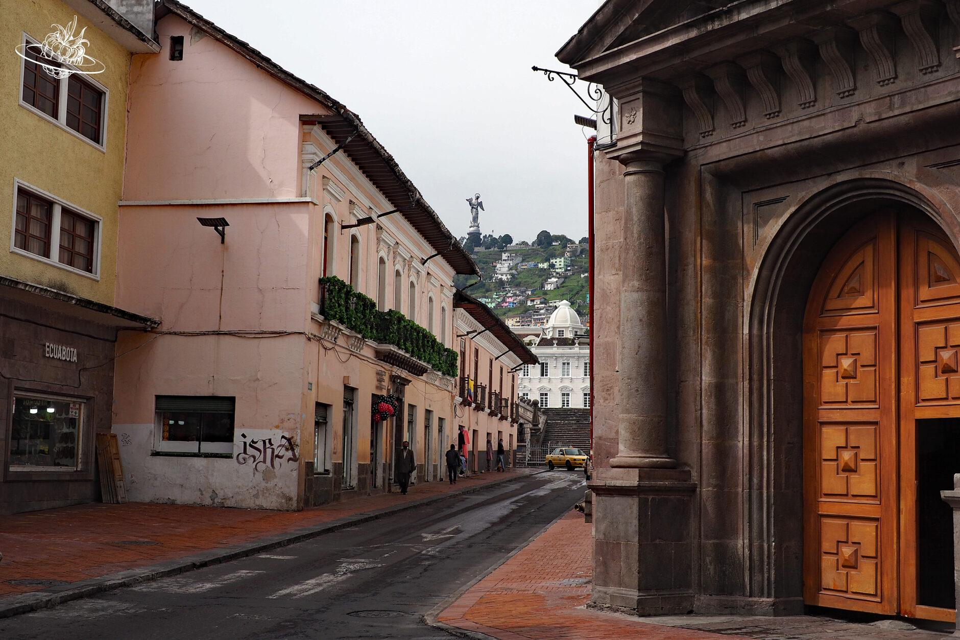 Blick auf ein Stadtviertel in Quito