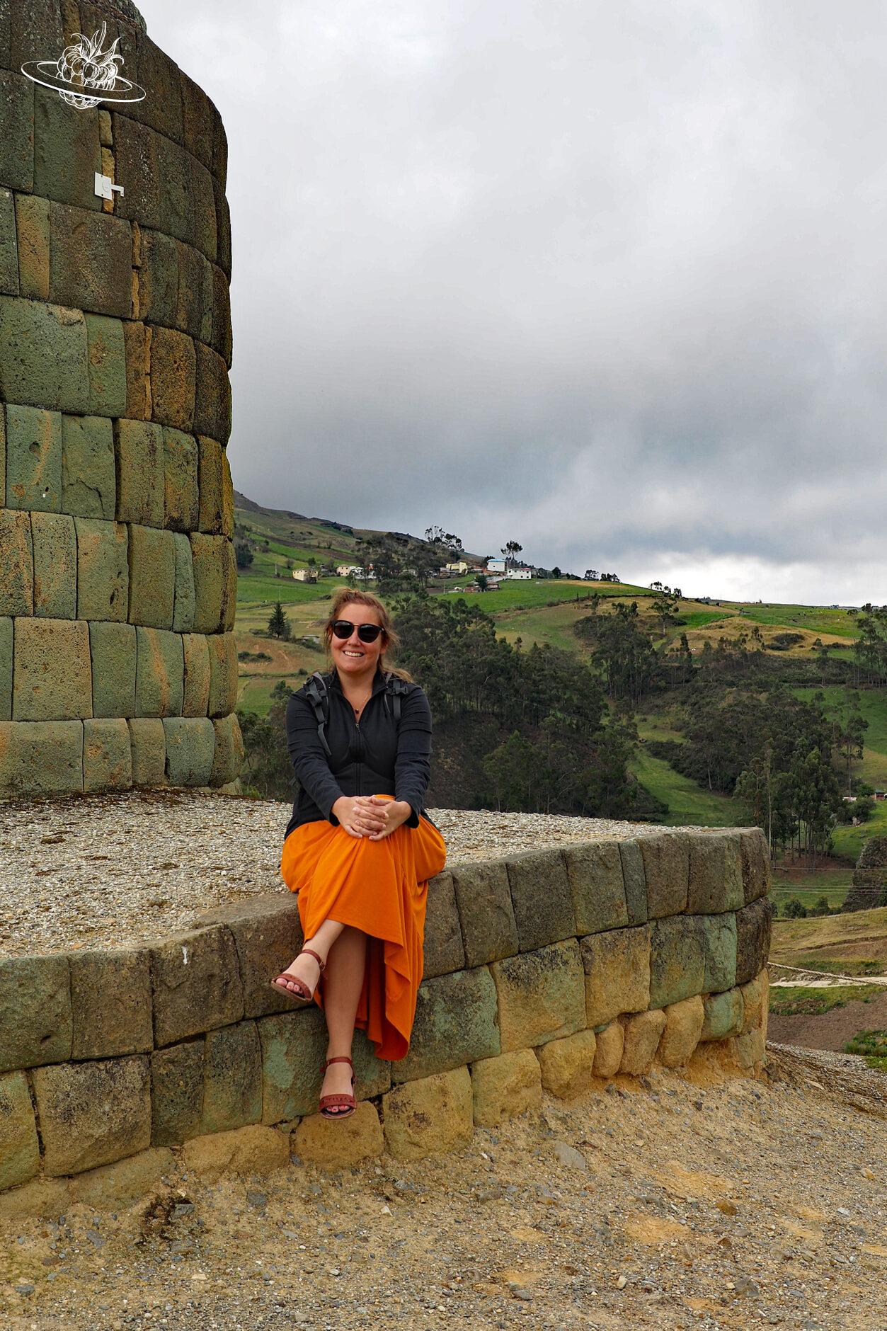 Frau sitzt auf einer Ruine