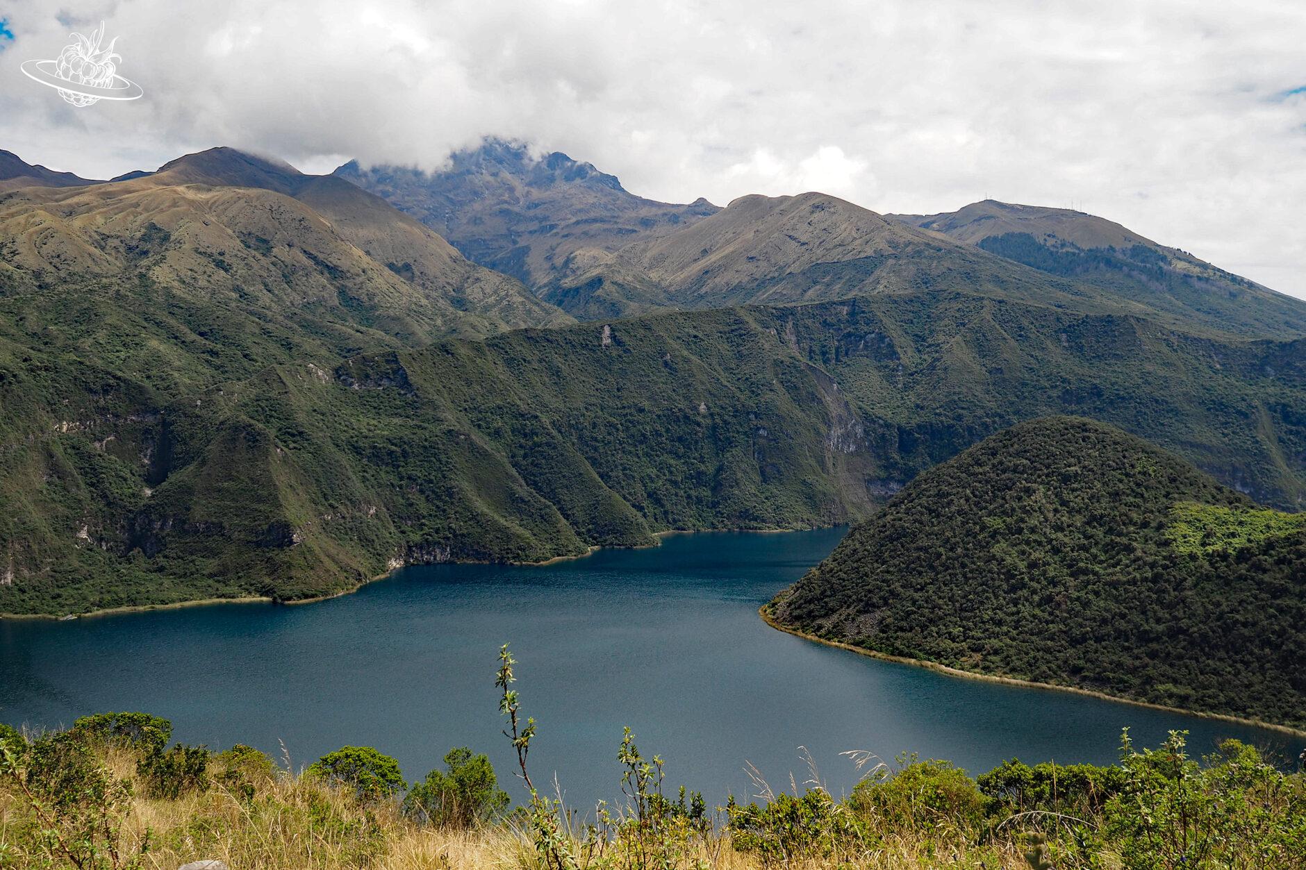 Kratersee umgeben von Bergen