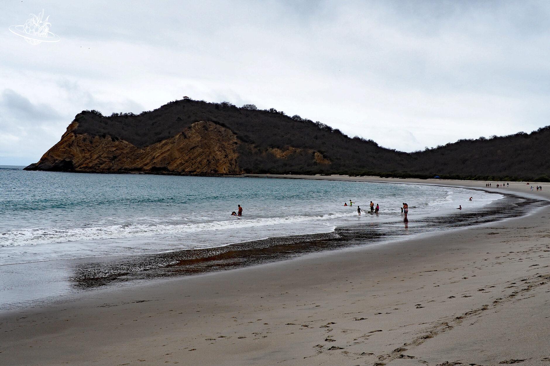 Wenige Menschen an der Küste in Ecuador