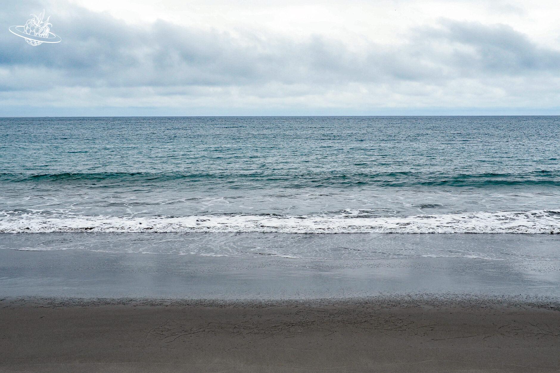 Blick aufs Meer vom Strand aus