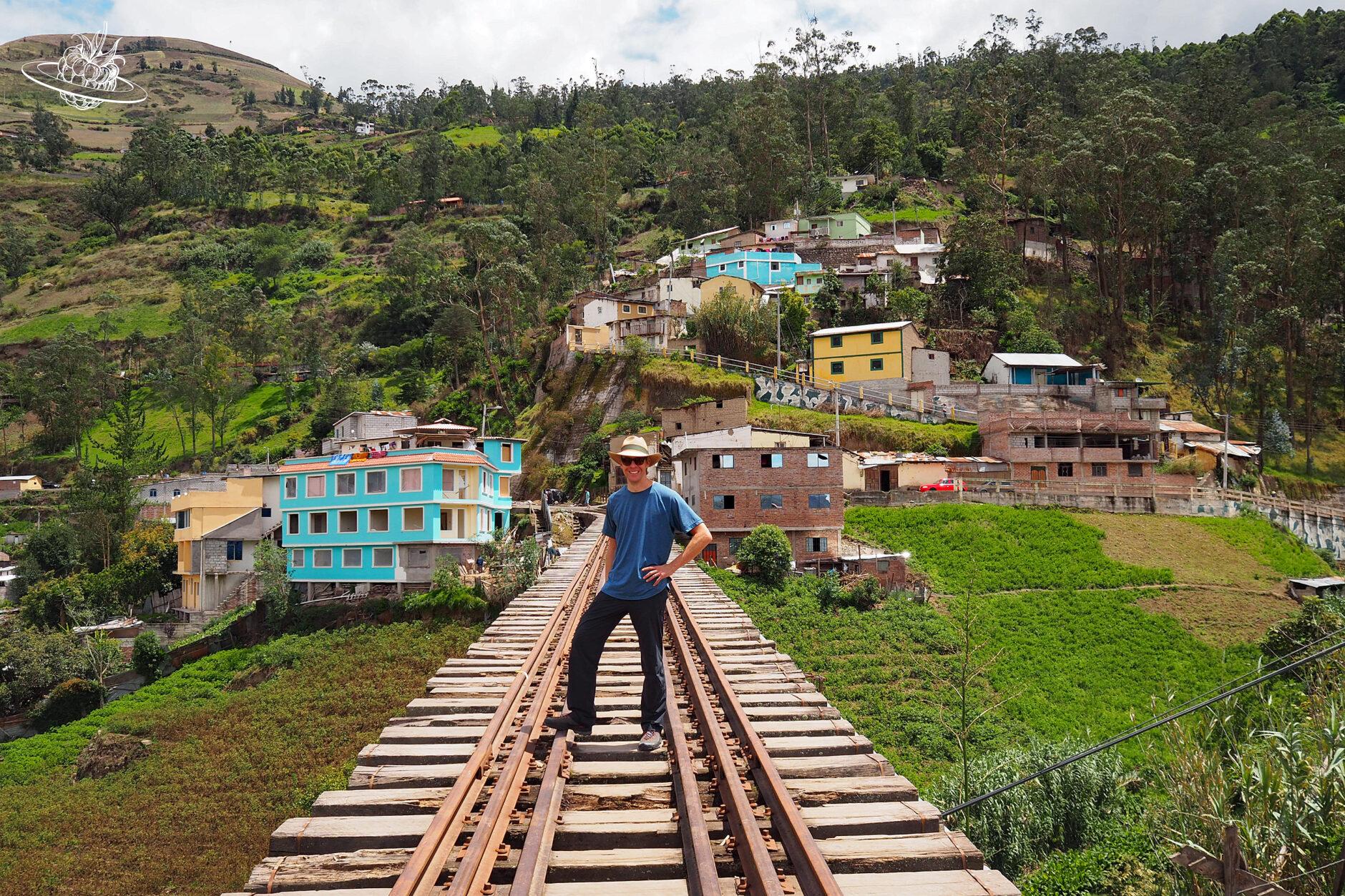 Mann auf verlassenem Eisenbahngeleise