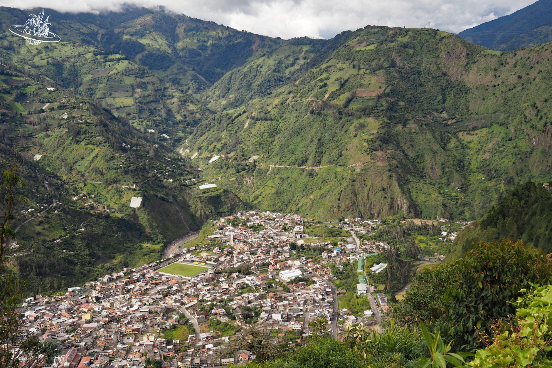 Blick auf Stadt umgeben von Bergen