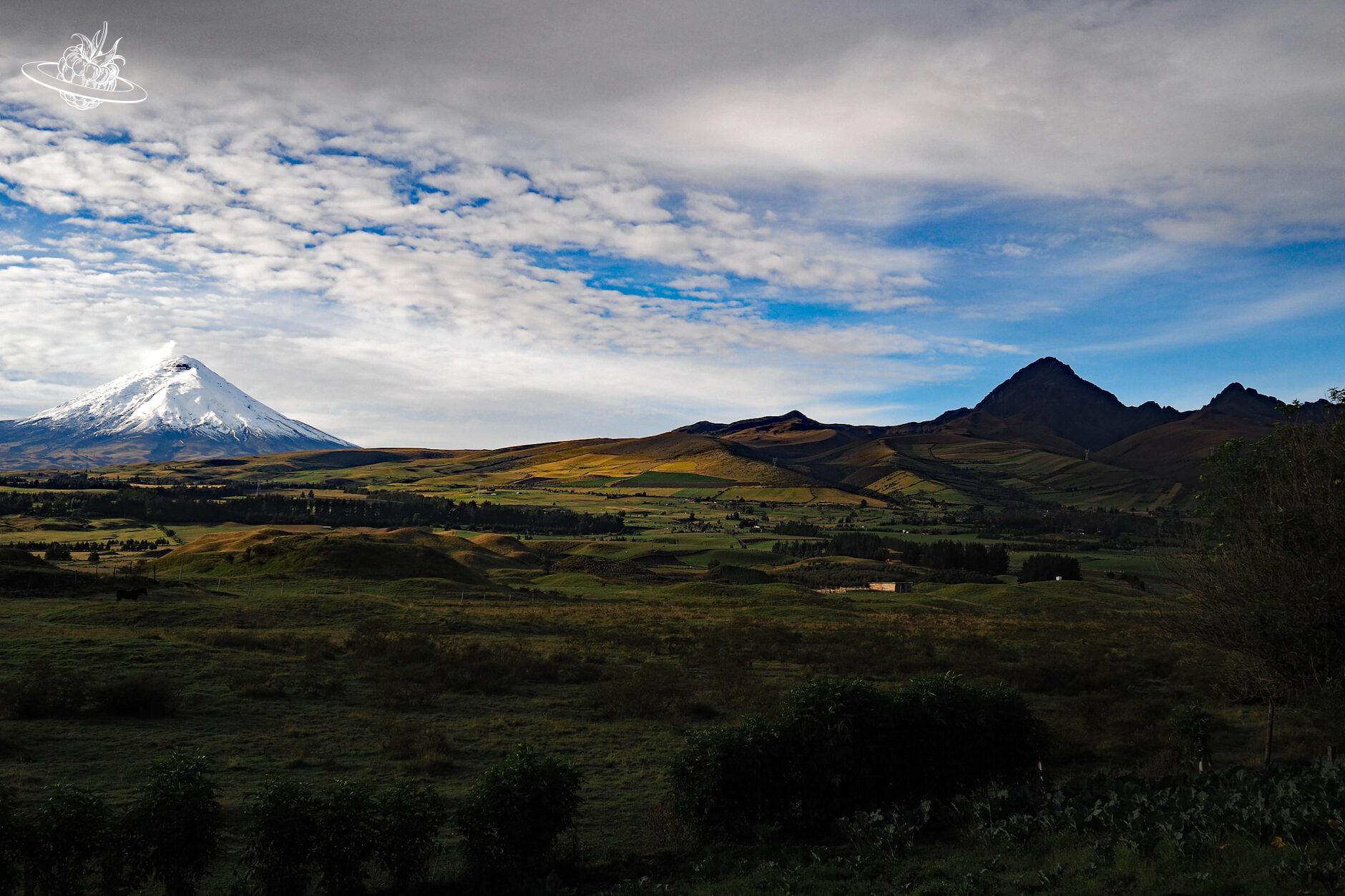 frei stehender Vulkan mit Schneespitze