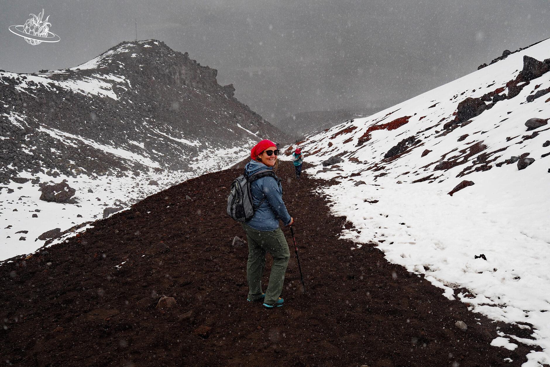 Frau läuft Vulkan herunter