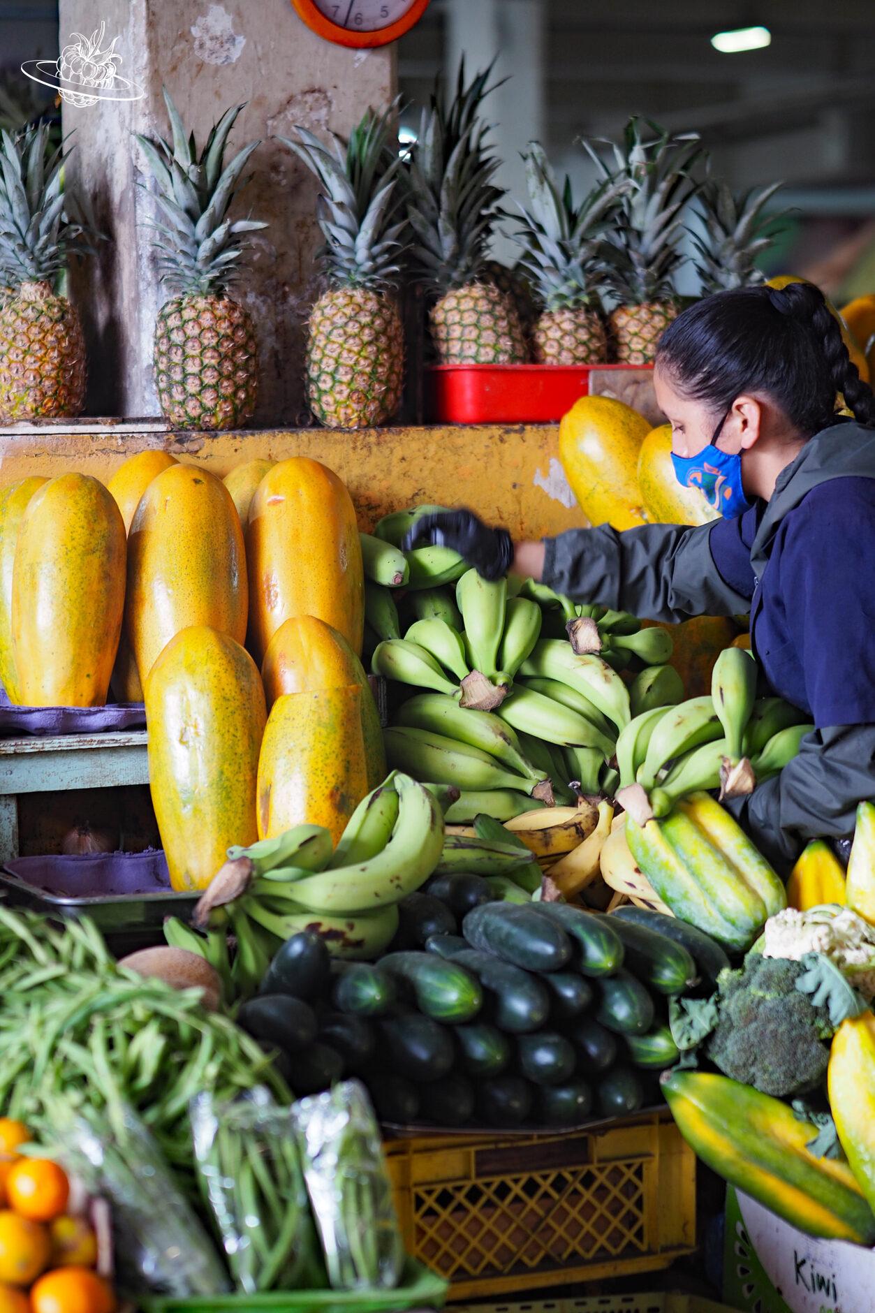 Frau arbeitet an einem Marktstand