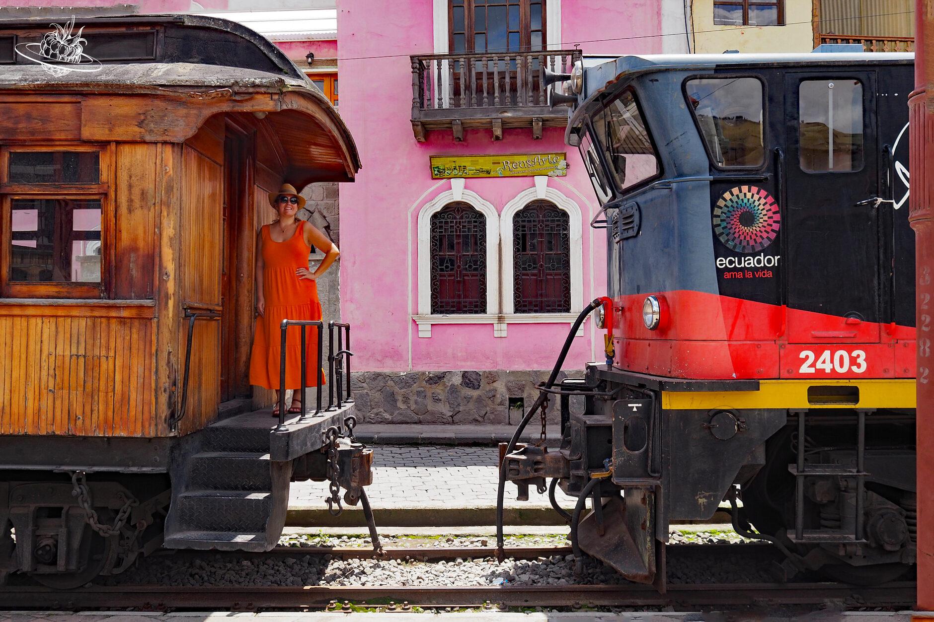 Frau steht bei einer stillgelegten Eisenbahn