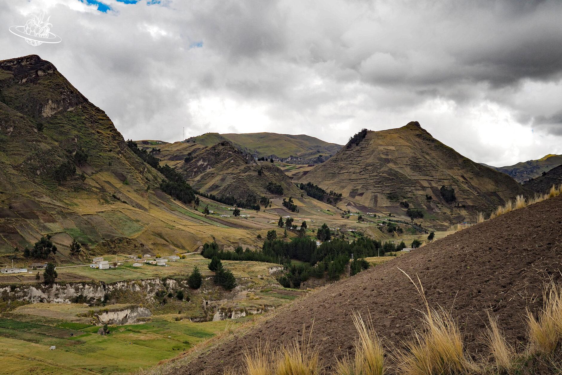 Felder und Wiesen in der hügeligen Landschaft