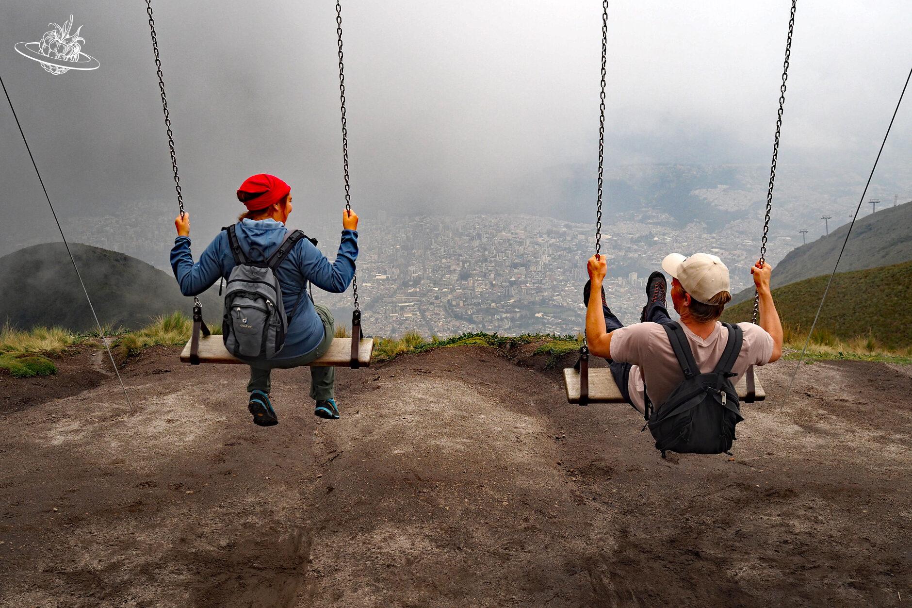 Mann und Frau auf einer Schaukel mit Aussicht