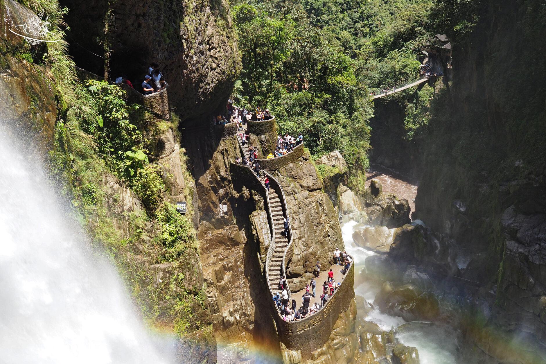 Treppen führen hinunter zum Wasserfall und Fluss