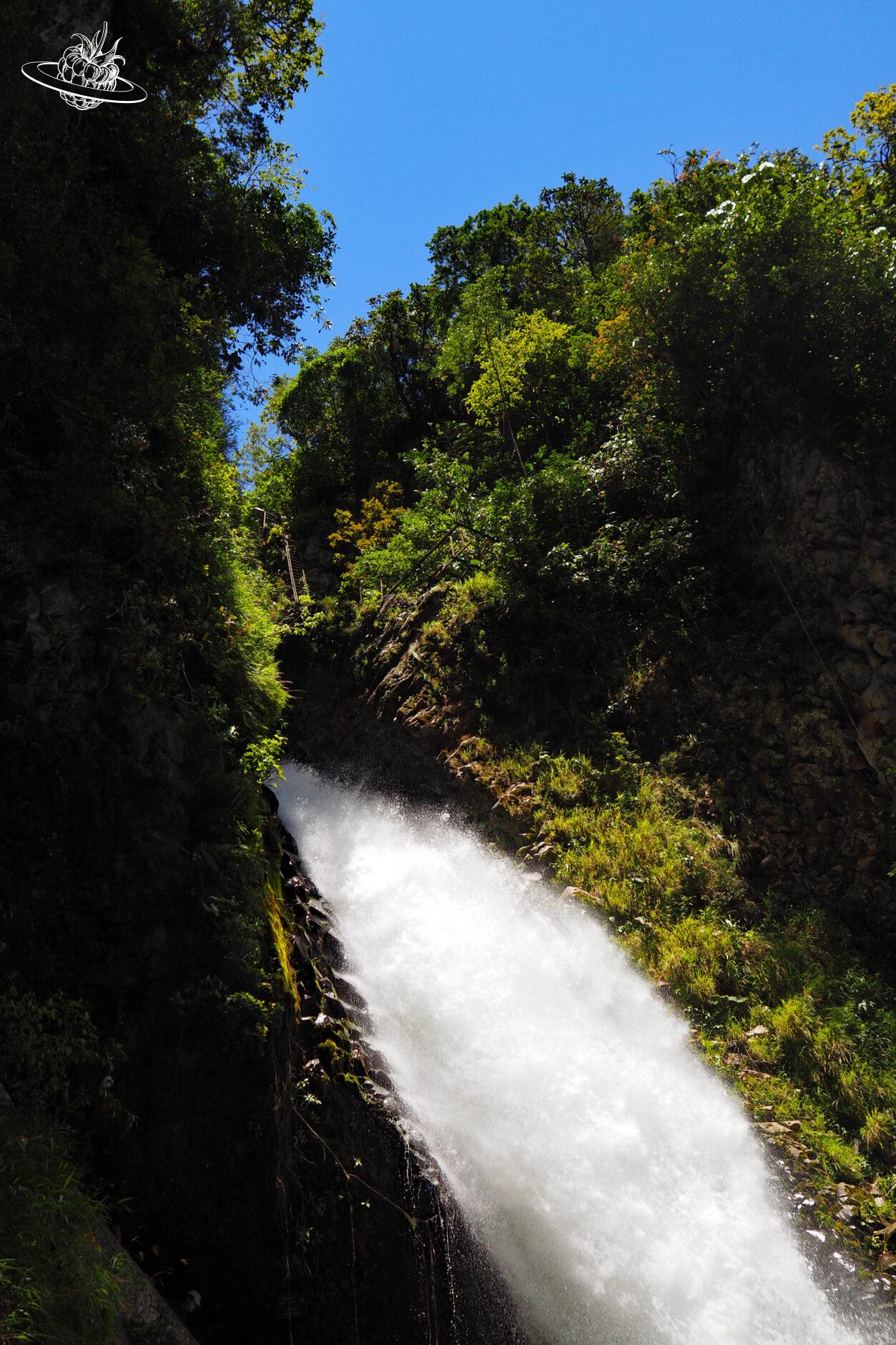 Wasser entspringt aus einem Fels