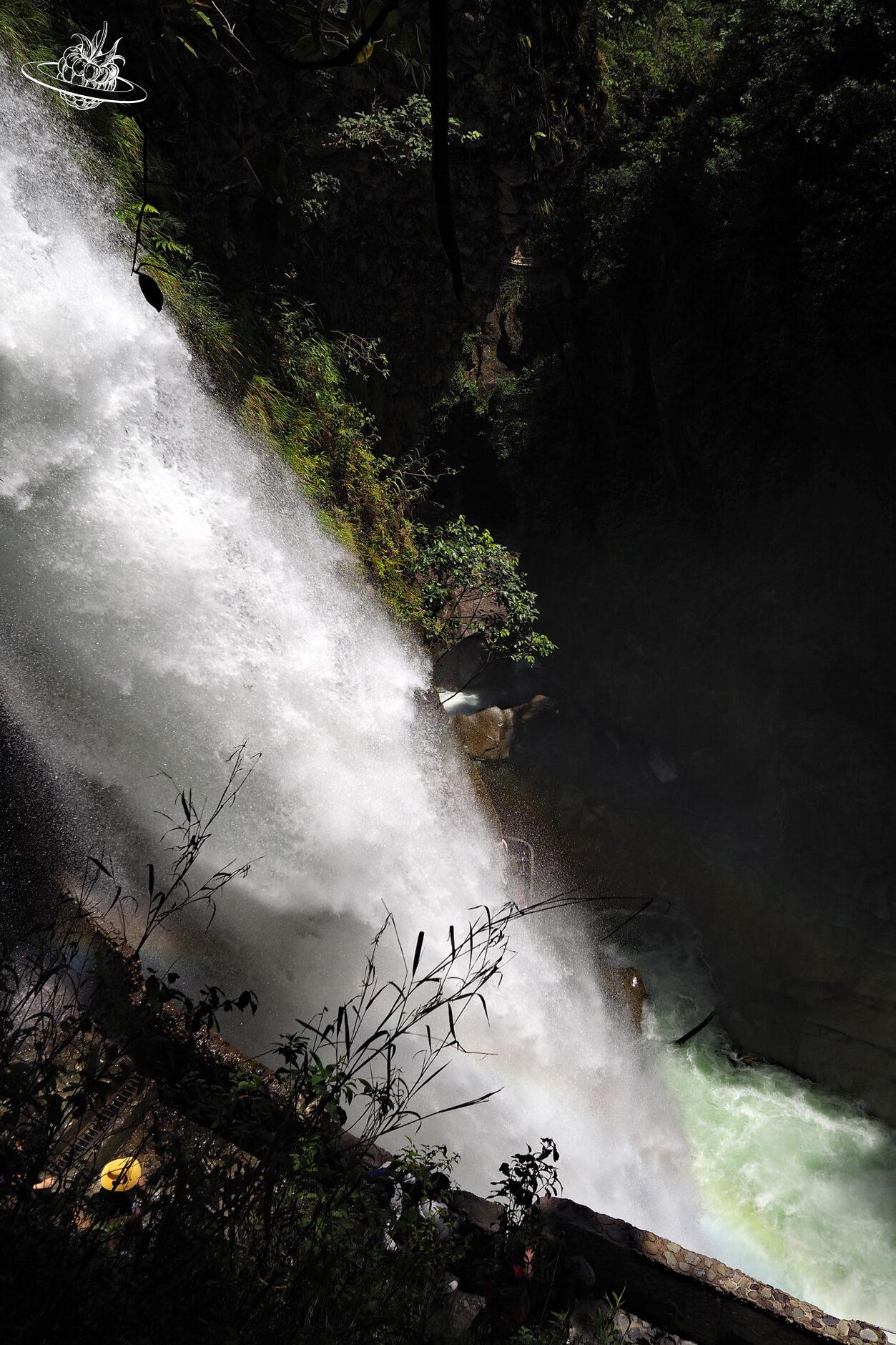 langer wasserfall stürzt hinab