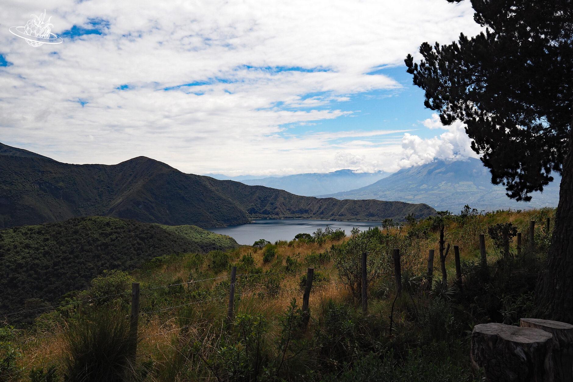 Kratersee in der Natur liegend