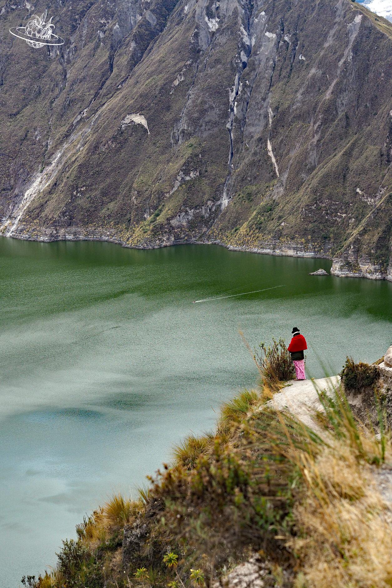 Einheimische steht vor Kratersee