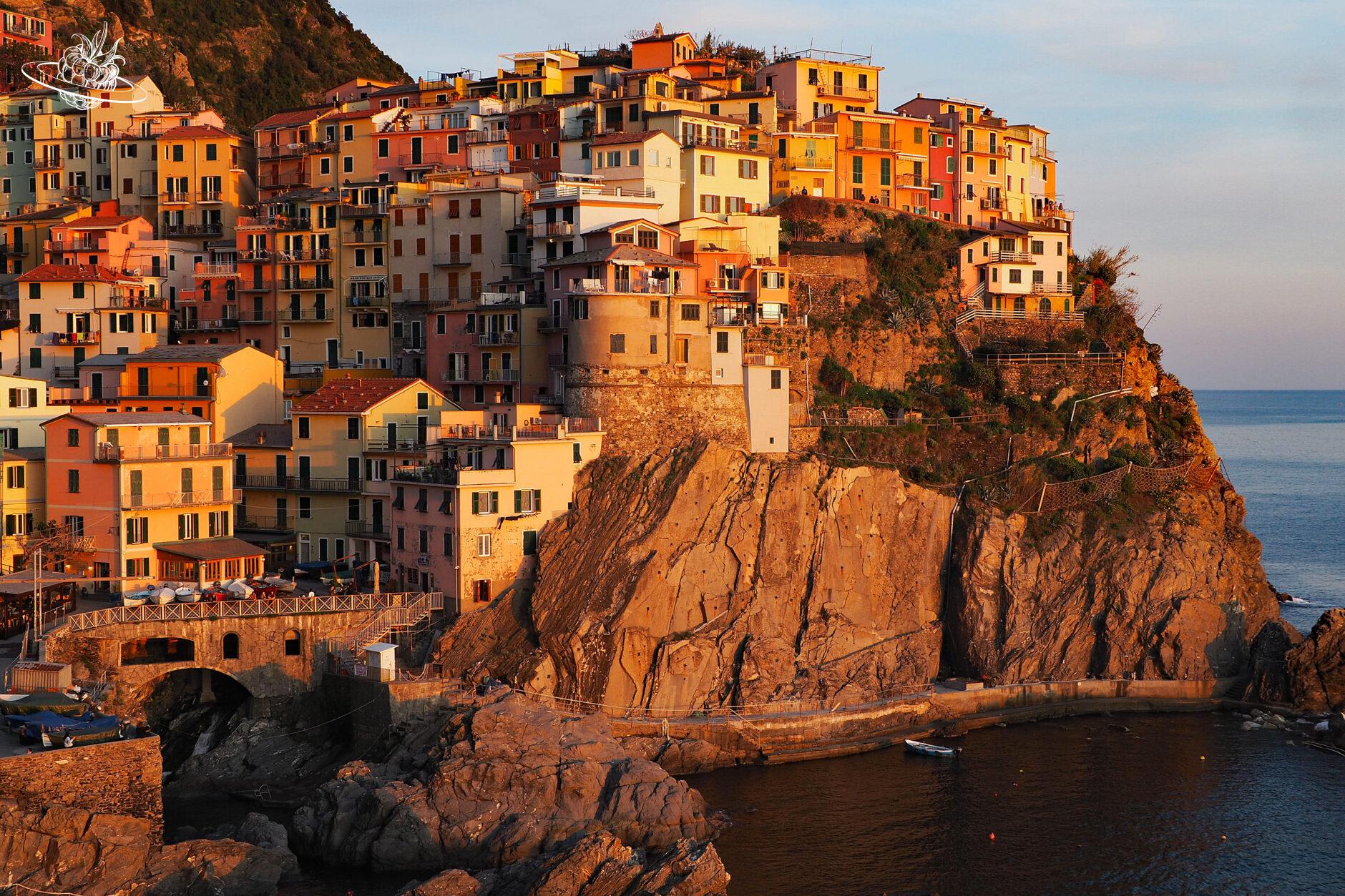 Vom Sonnenunterganggefärbtes Dorf in den Cinque Terre