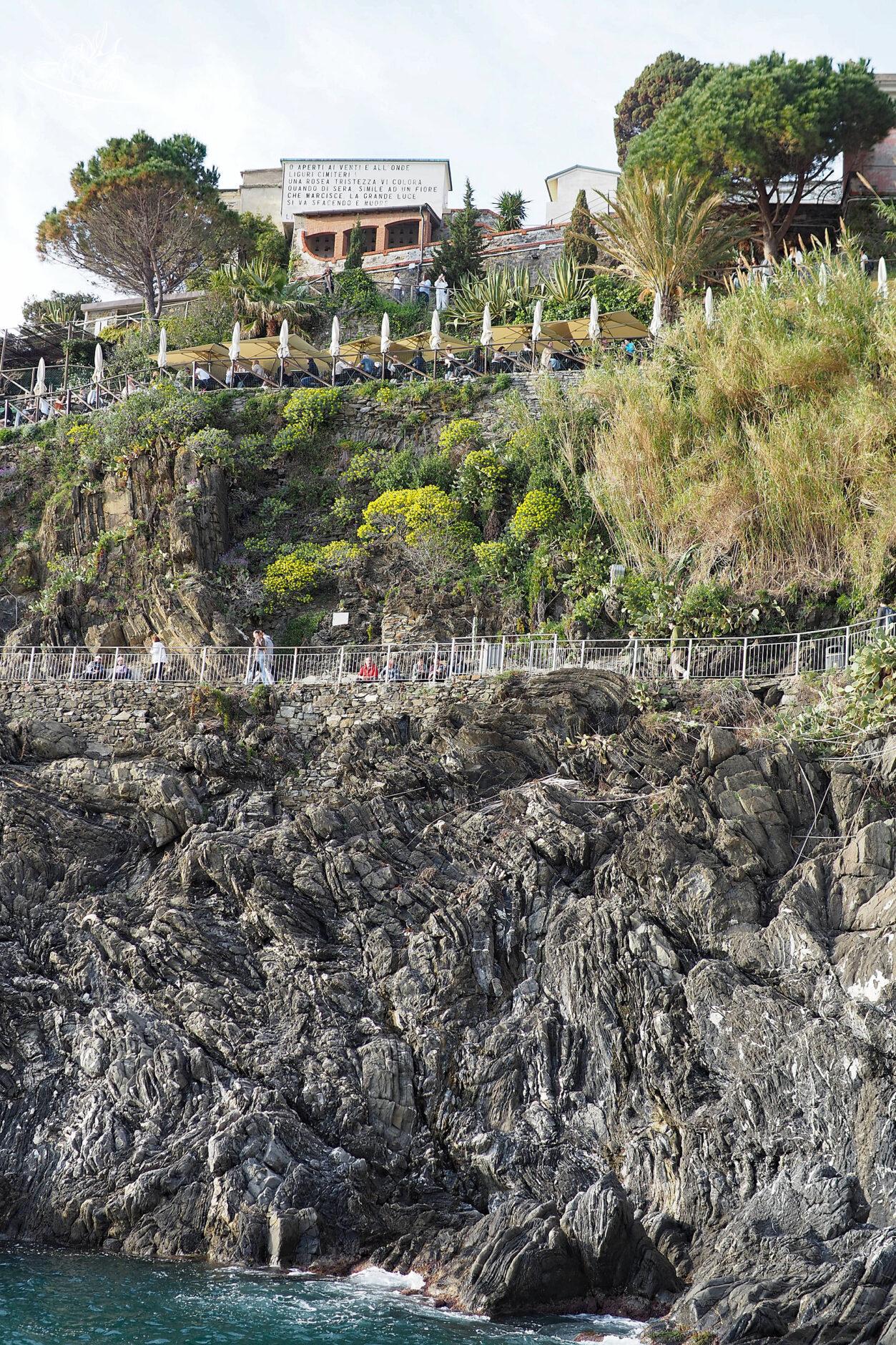 Restaurant hoch oben auf dem Felsen