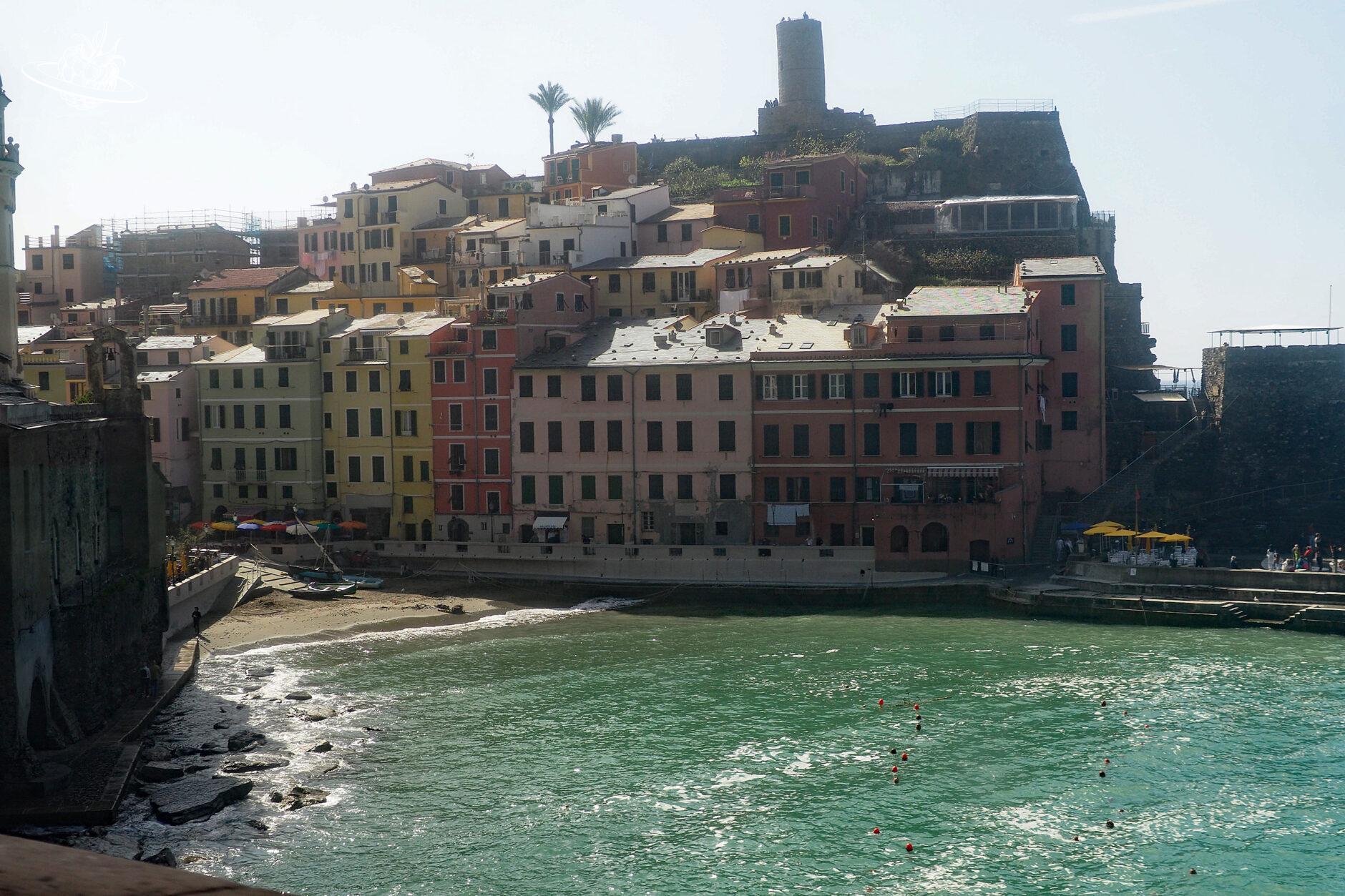 Blick auf farbiges Dörfchen mit Meer