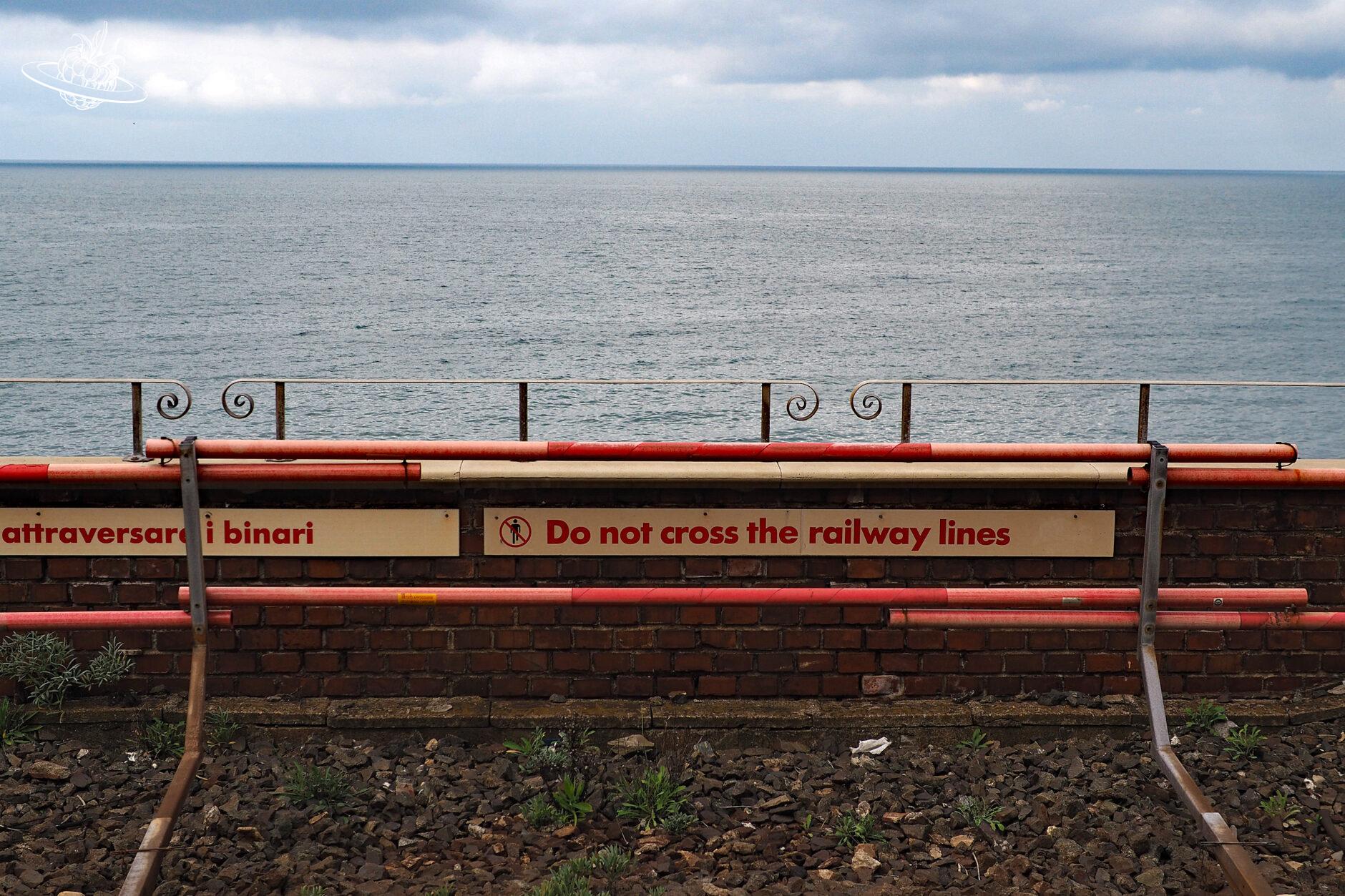 Bahngeleise direkt neben dem Meer
