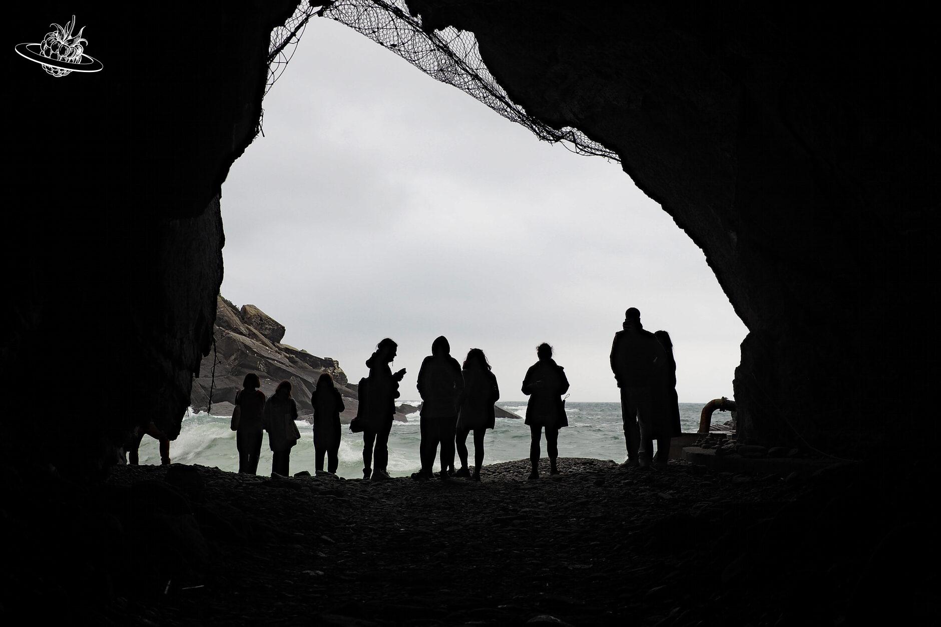 Leute stehen vor dem Ufer