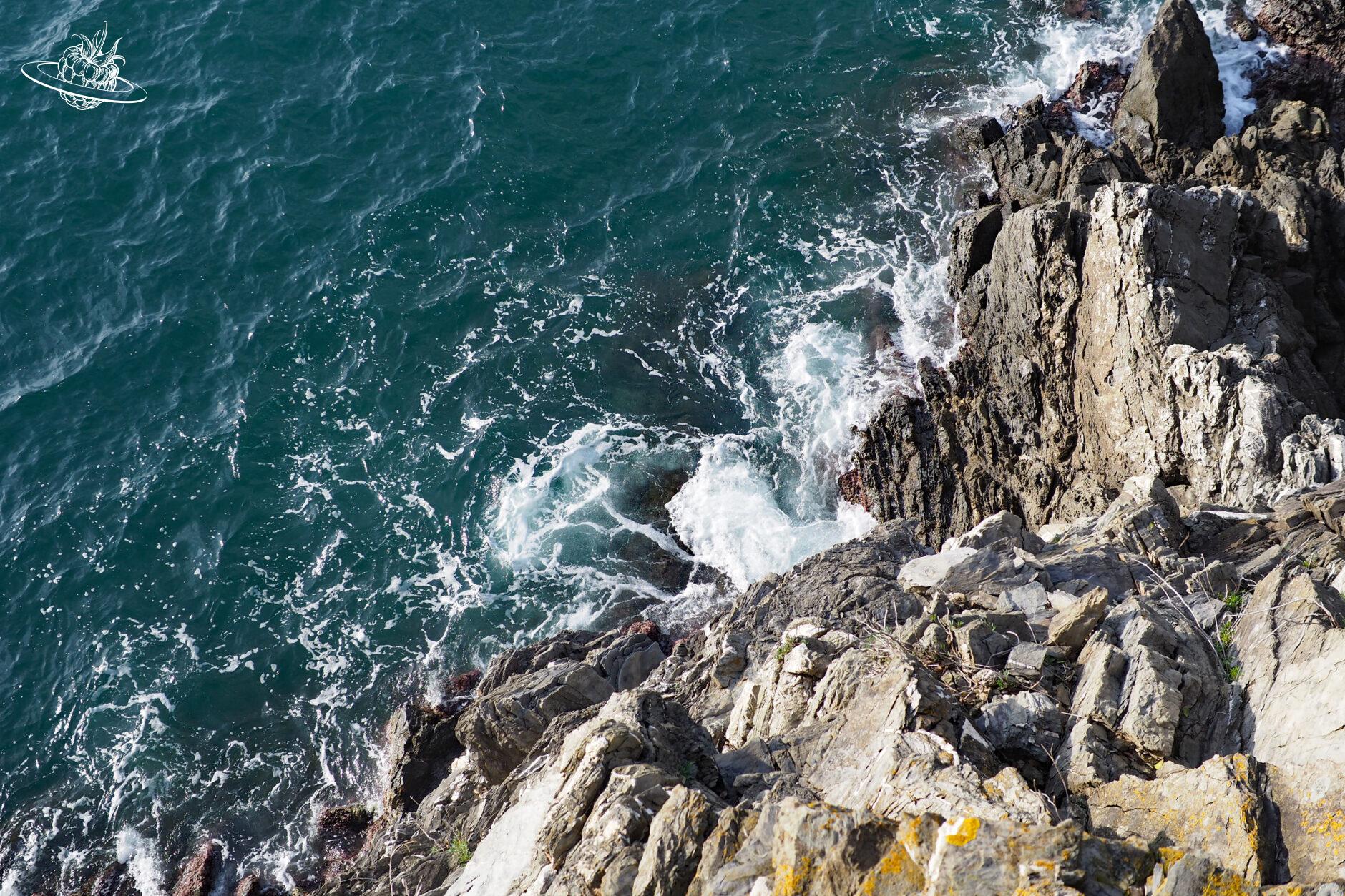 Meer trifft auf Felsen
