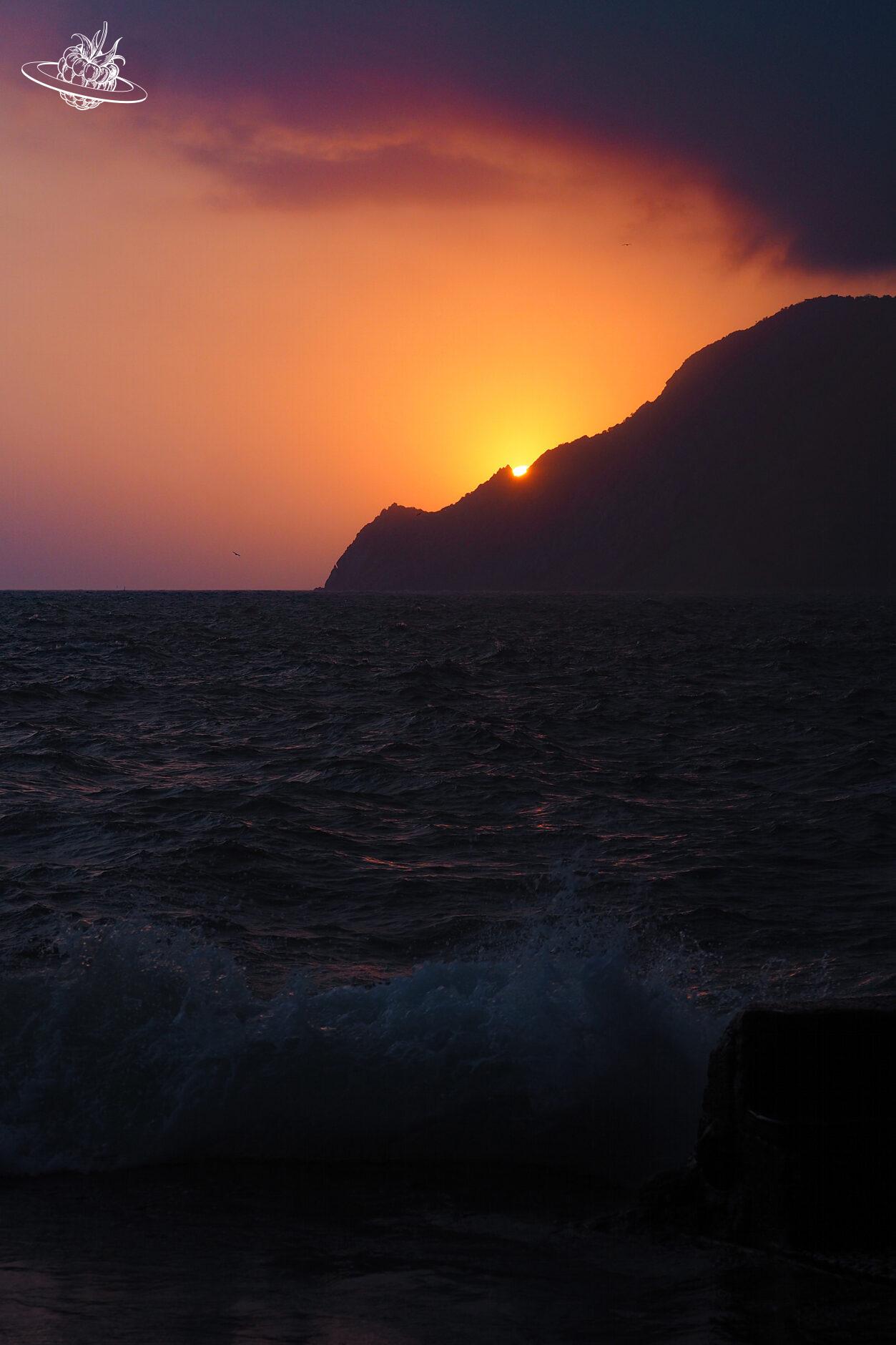Sonnenuntergang hinter einem Berg