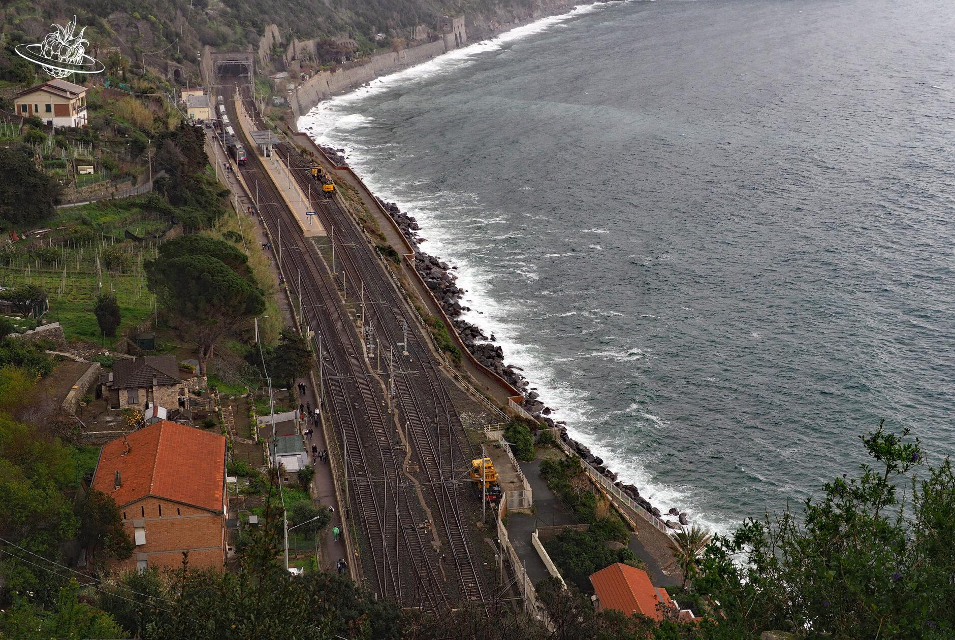 Blick vom Berg hinunter auf den Bahnhof am Meer
