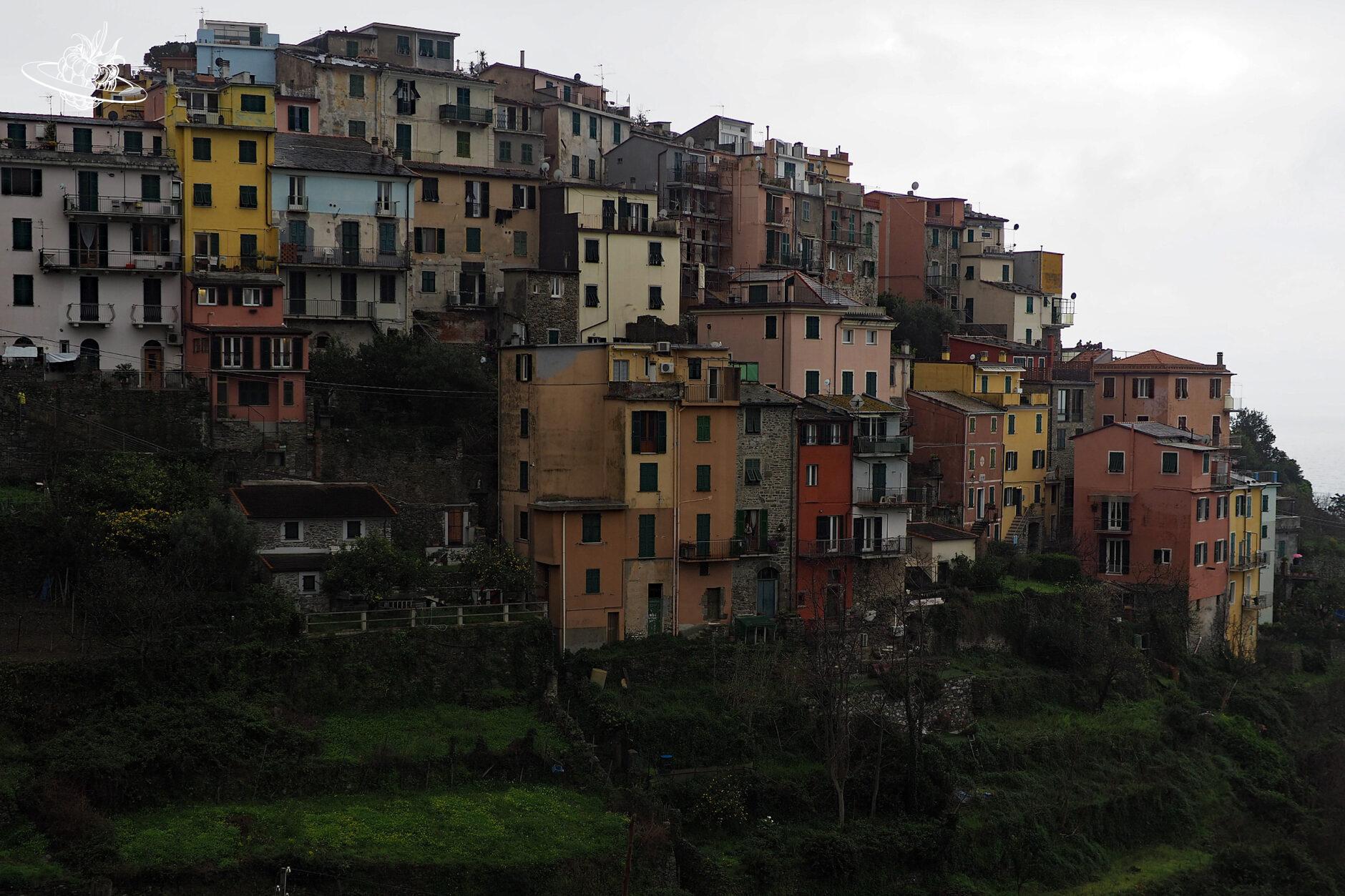 farbige Häuser auf einem Hügel