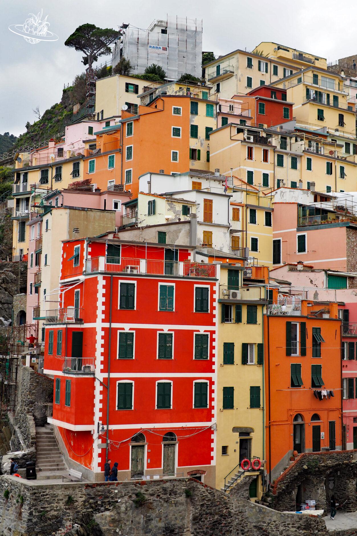 viele verschieden farbige alte Häuser, welche aneinander stehen