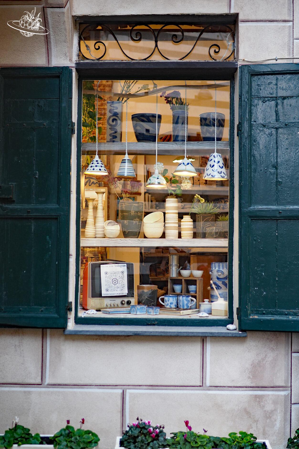 ein dekoriertes Fenster