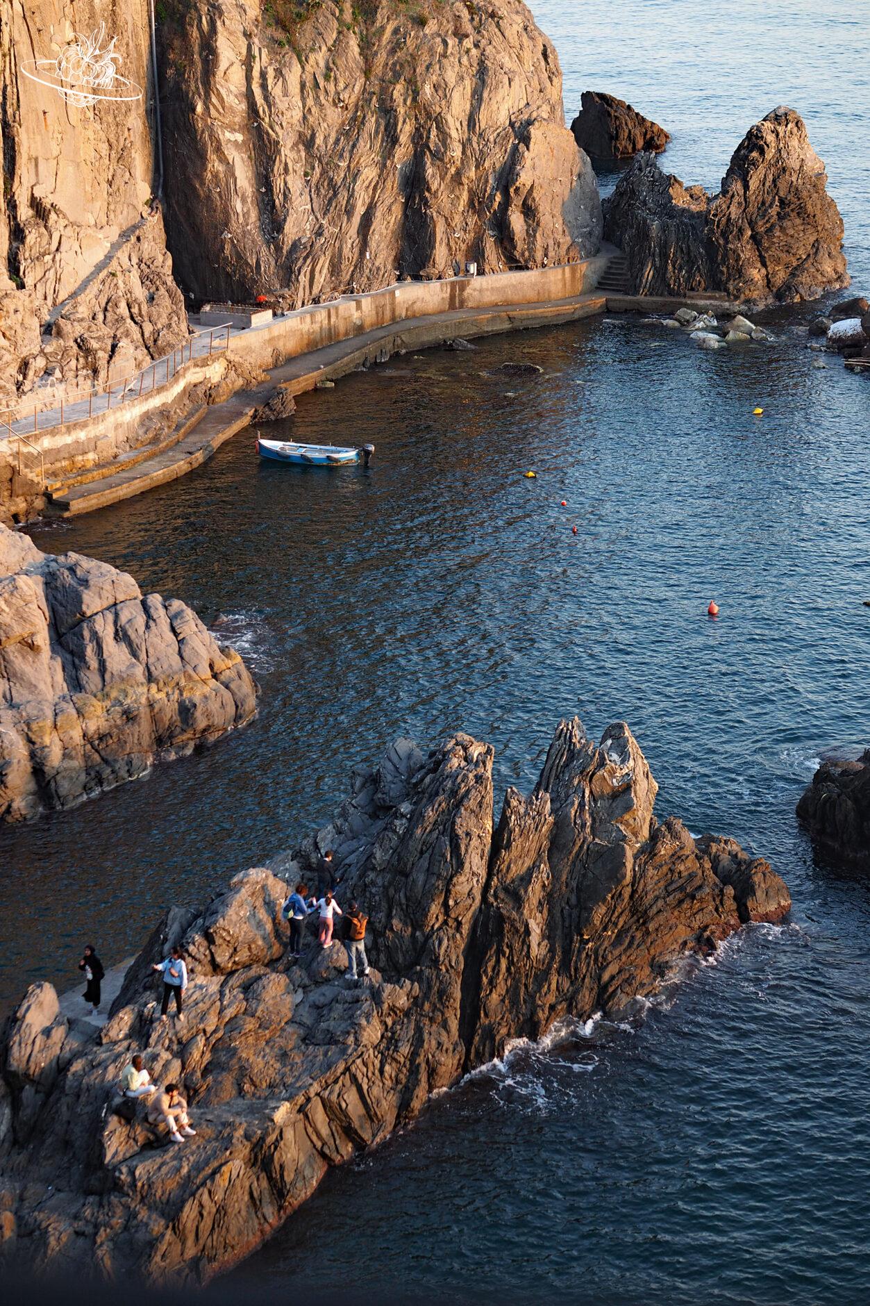 Menschen und Boote auf und vor der Bucht