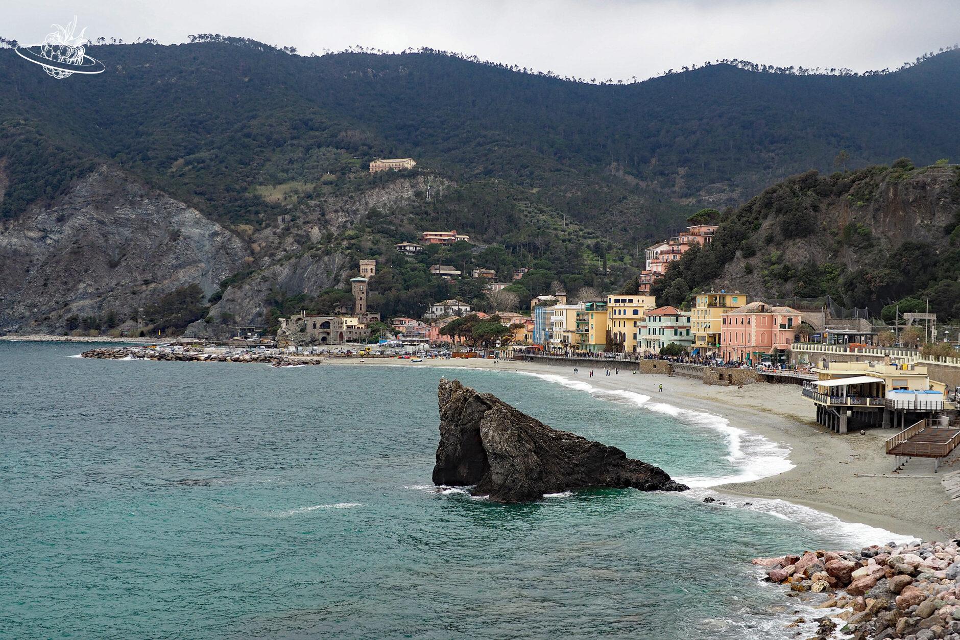 weitläufiger Dorfstrand