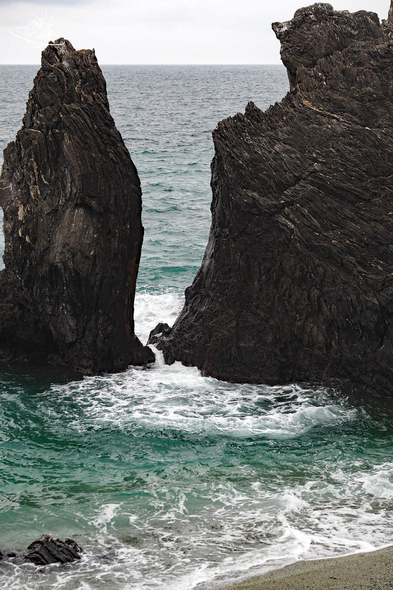 herausragende Klippen aus dem Meer