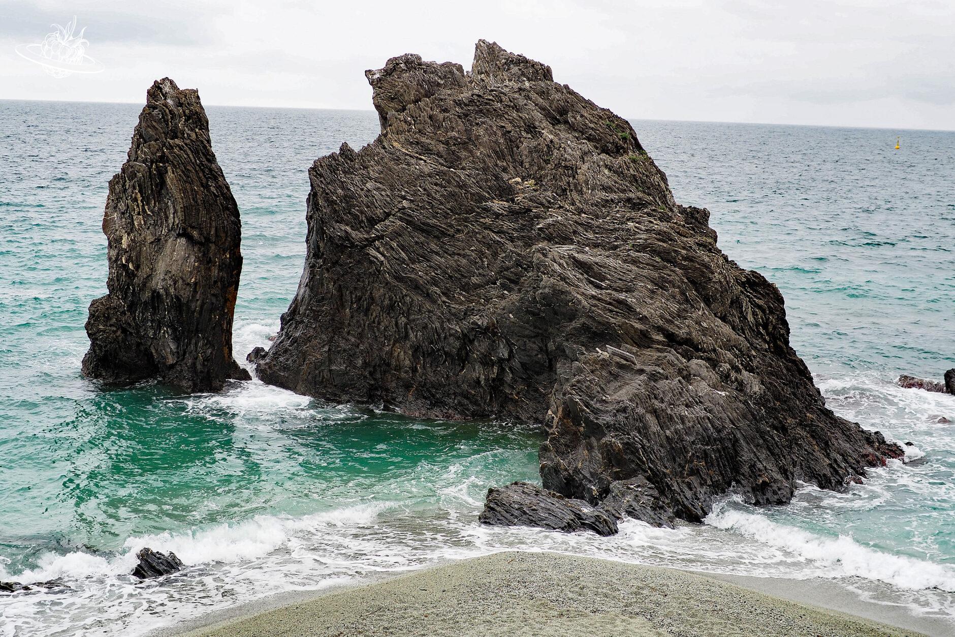 Klippen, die aus dem Meer ragen