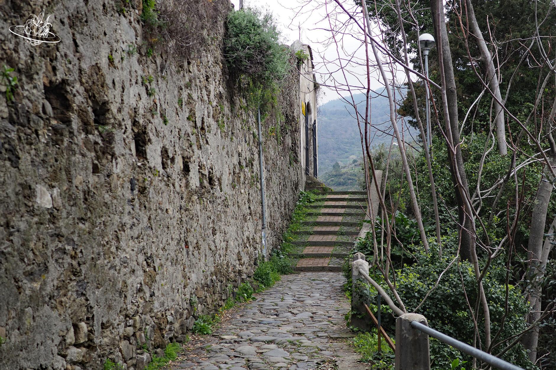Weg führt zur alten Kirche