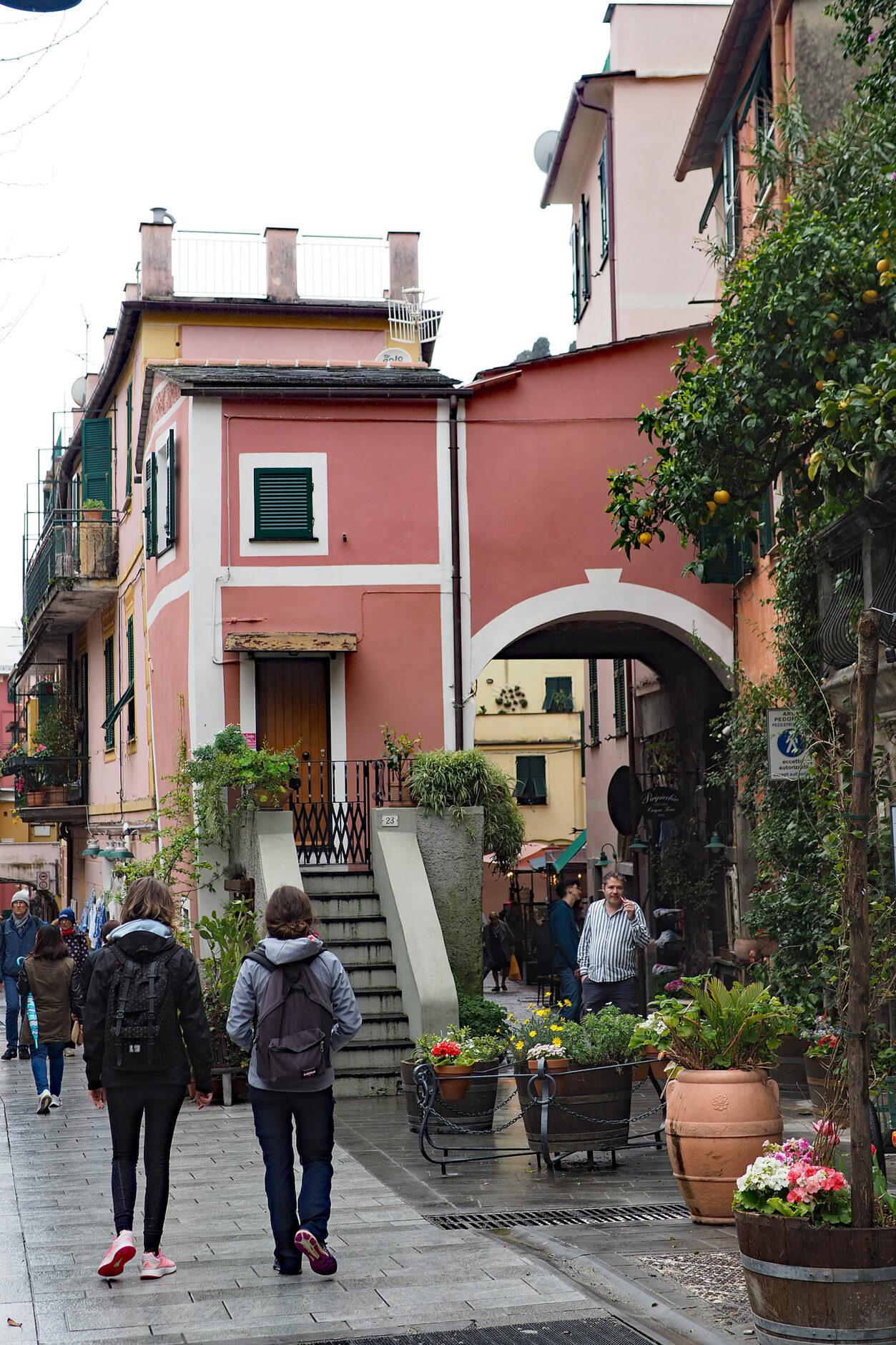 Menschen laufen durchs Dorf