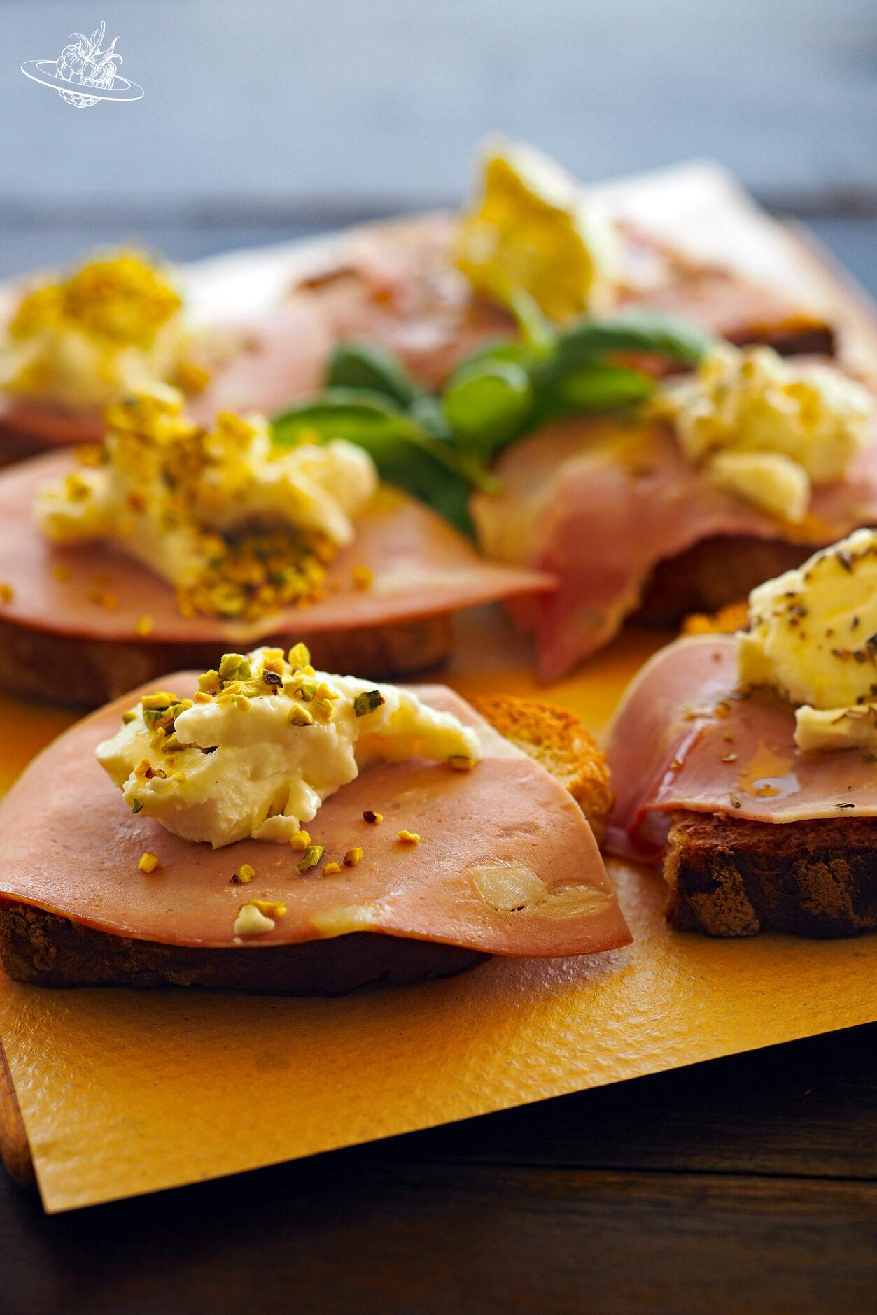 Mortadella belegte Brötchen mit Burrata und Pistazien in einer Nahaufnahme