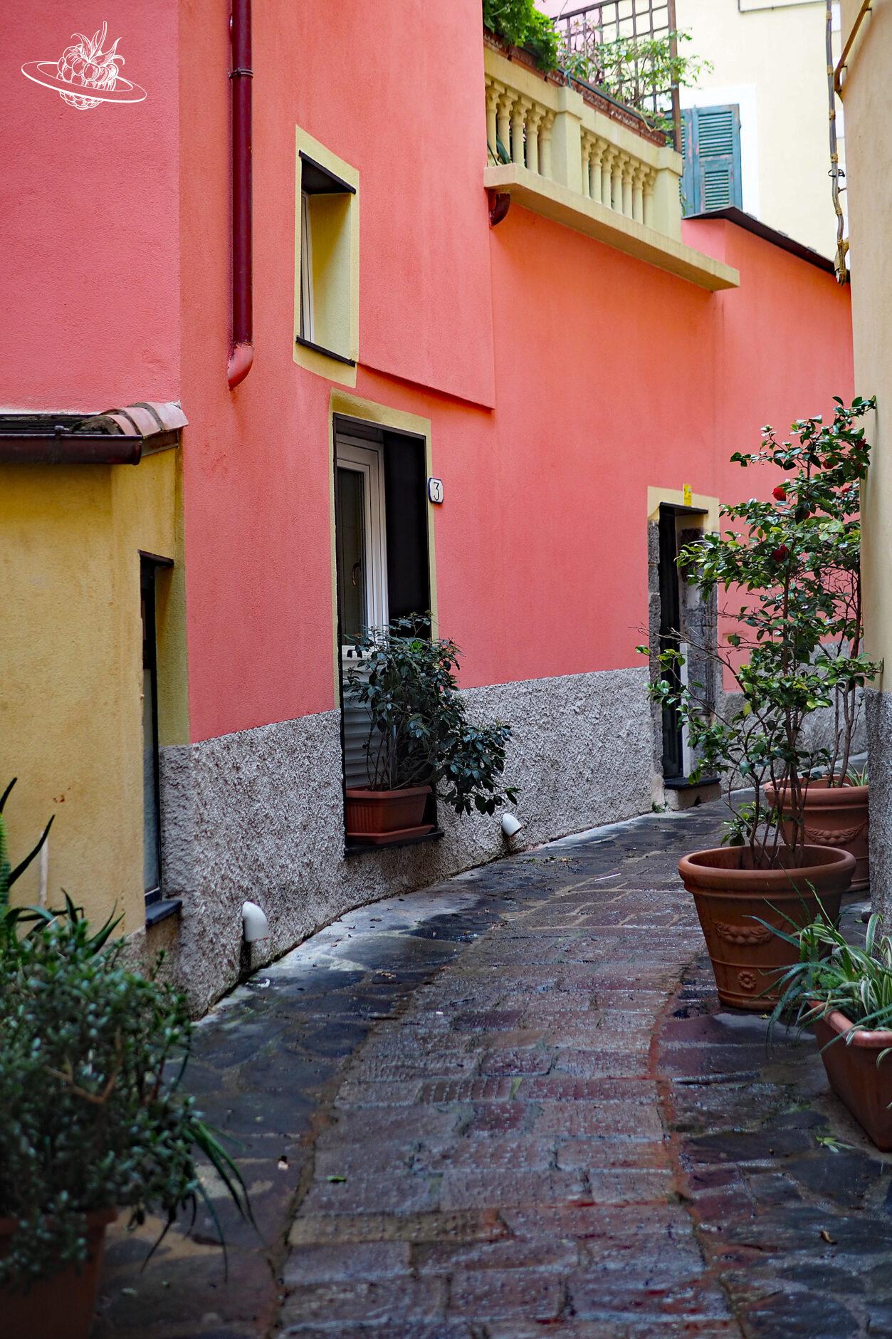 farbige Gasse in einem italienischen Dorf