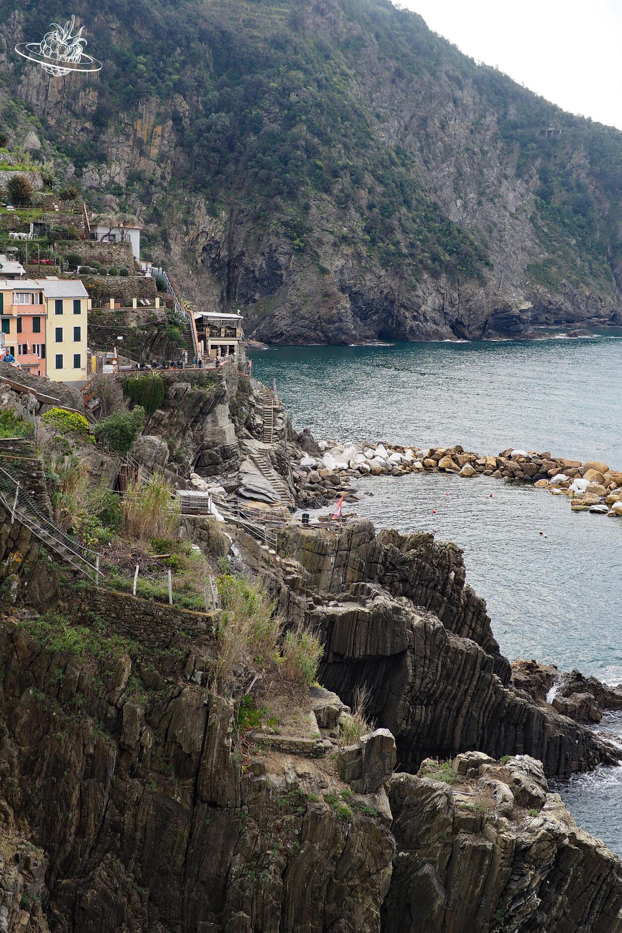 Häuser entlang der Bucht in Italien