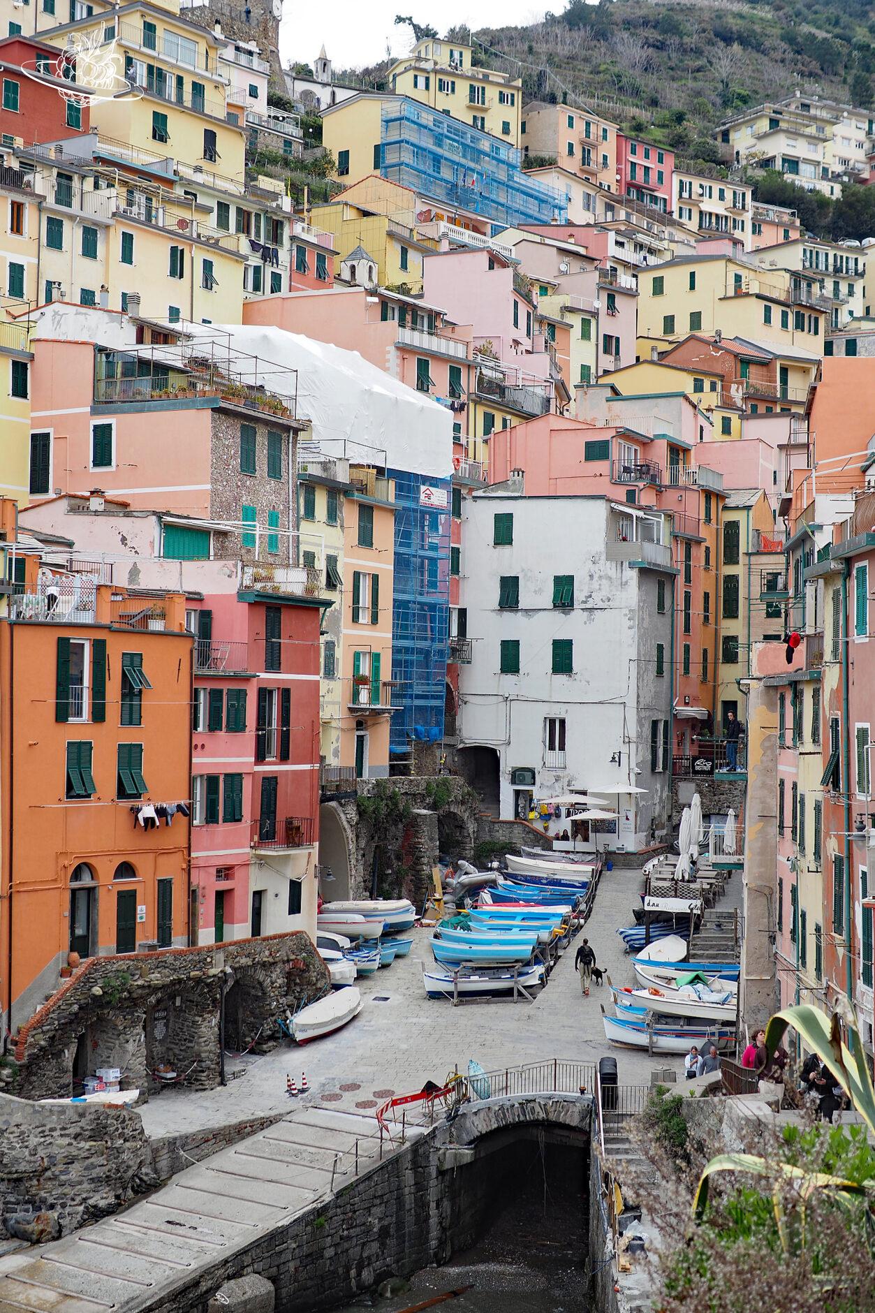 Viele Häuser, um den Hafen mit Booten