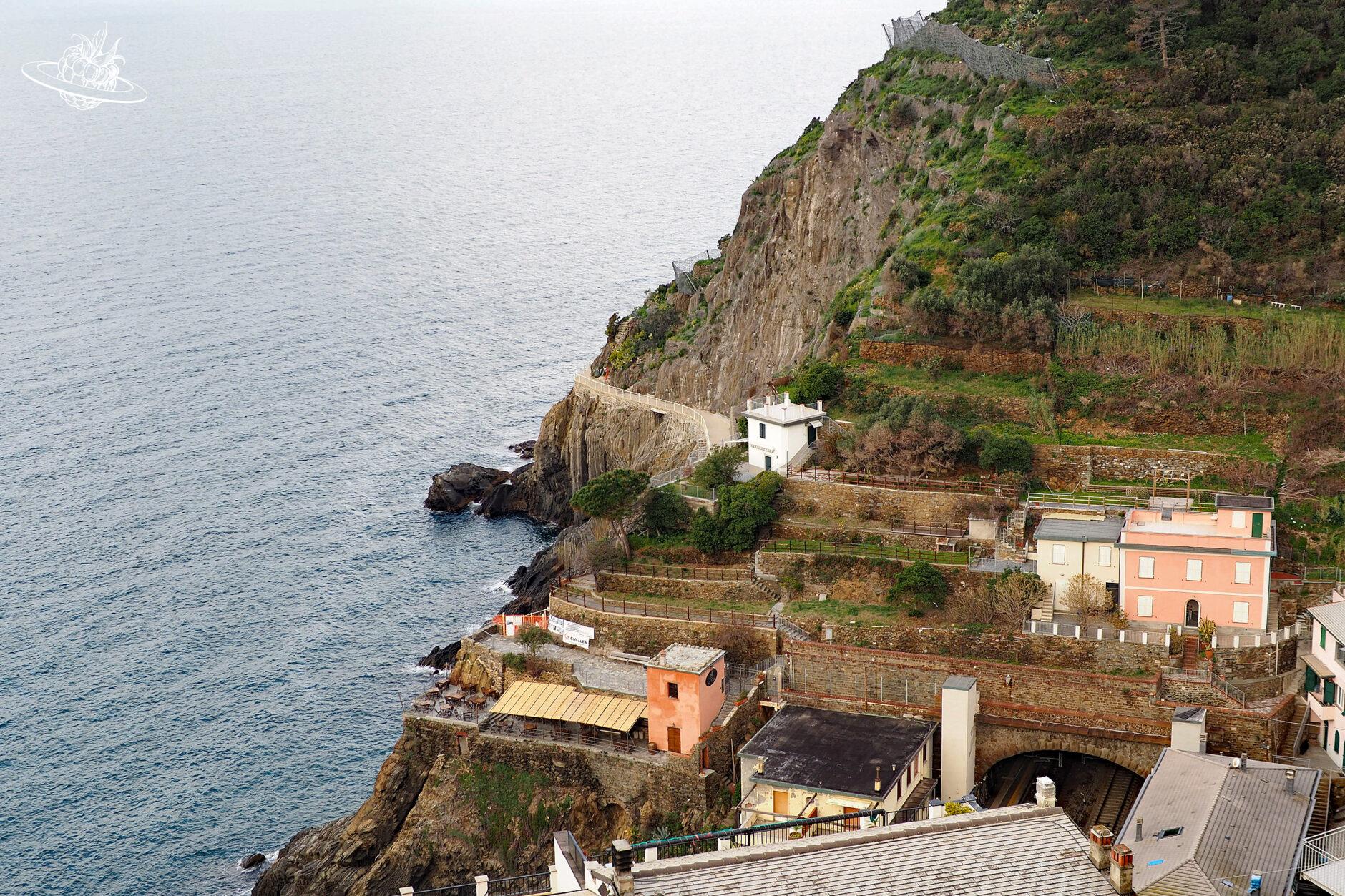 vereinzelte Häuser am Hang