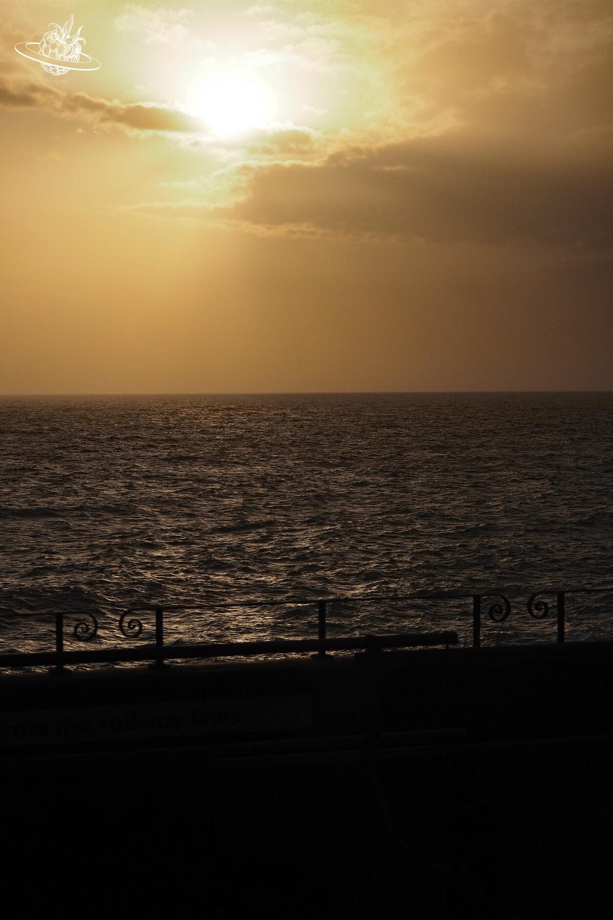 Baldiger Sonnenuntergang über dem Meer