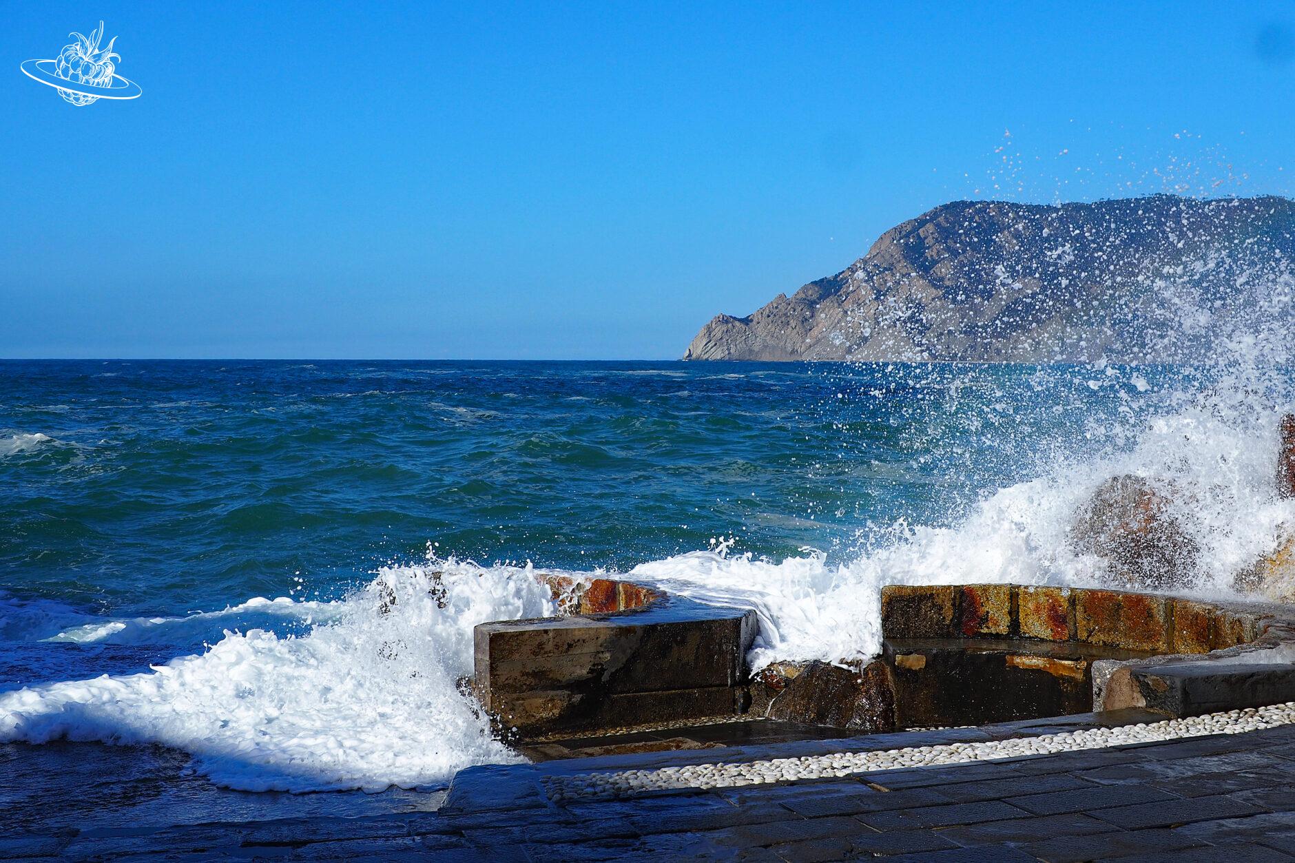 Wellen, welche ans Ufer spritzen