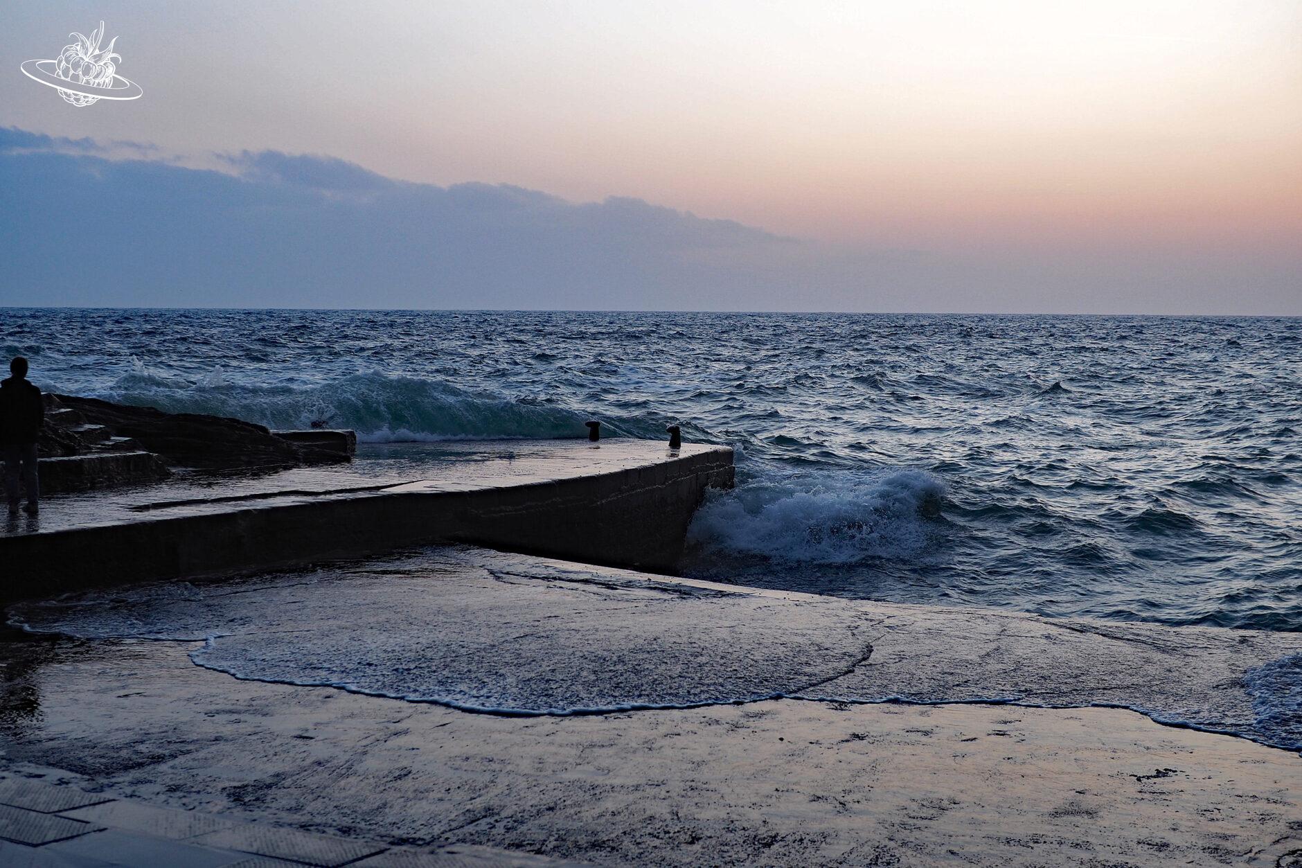 Wellen, welche ans Ufer prasseln