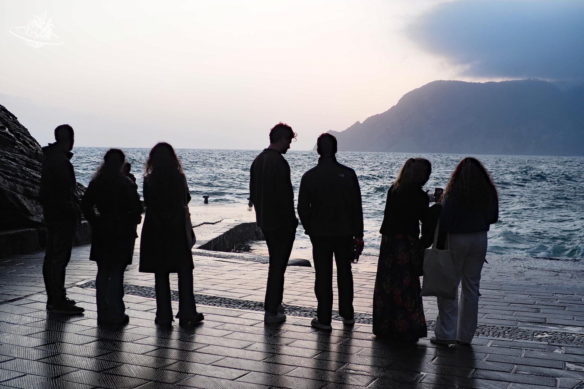 Leute stehen am Ufer