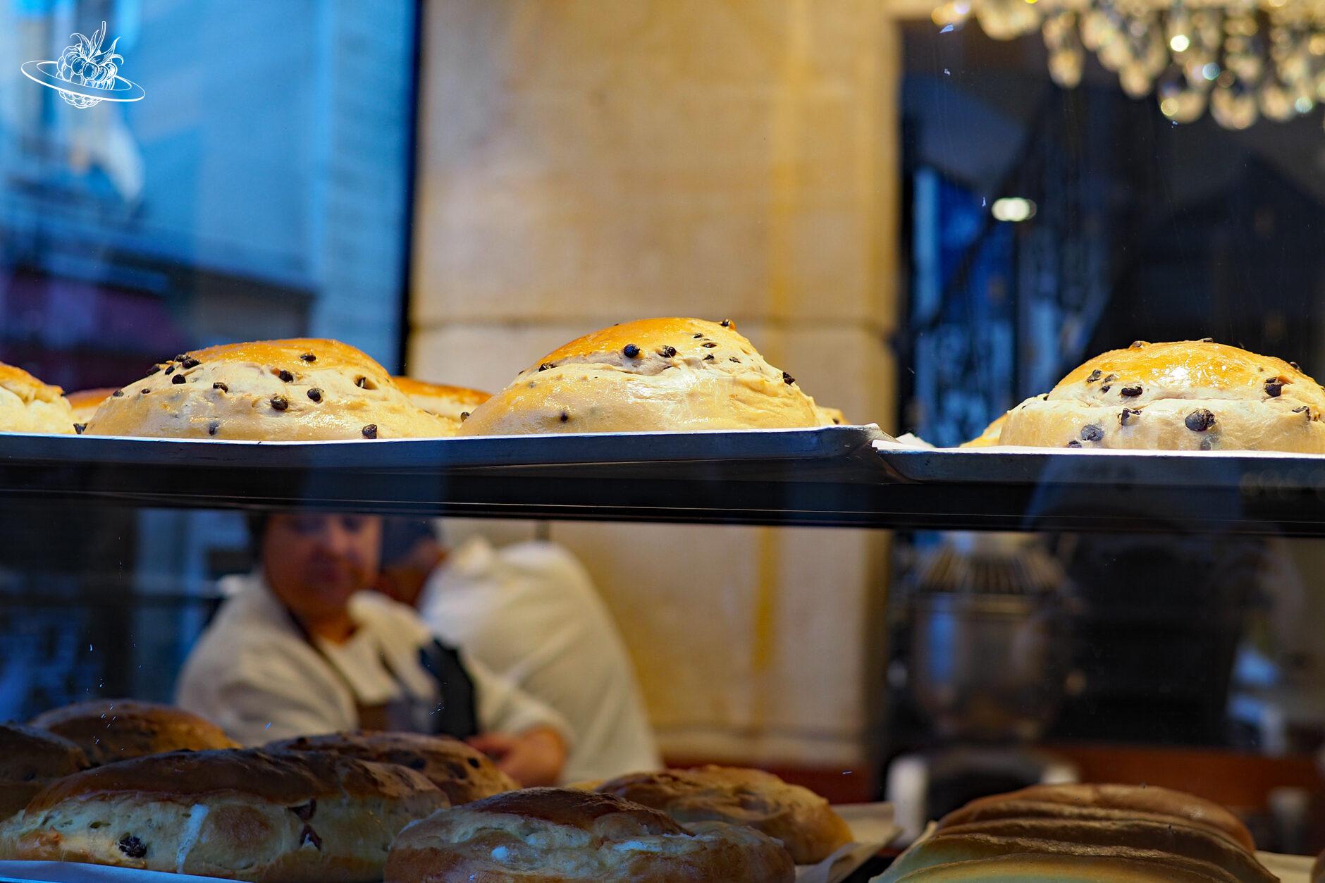 Schokobrötchen auf einem Blech