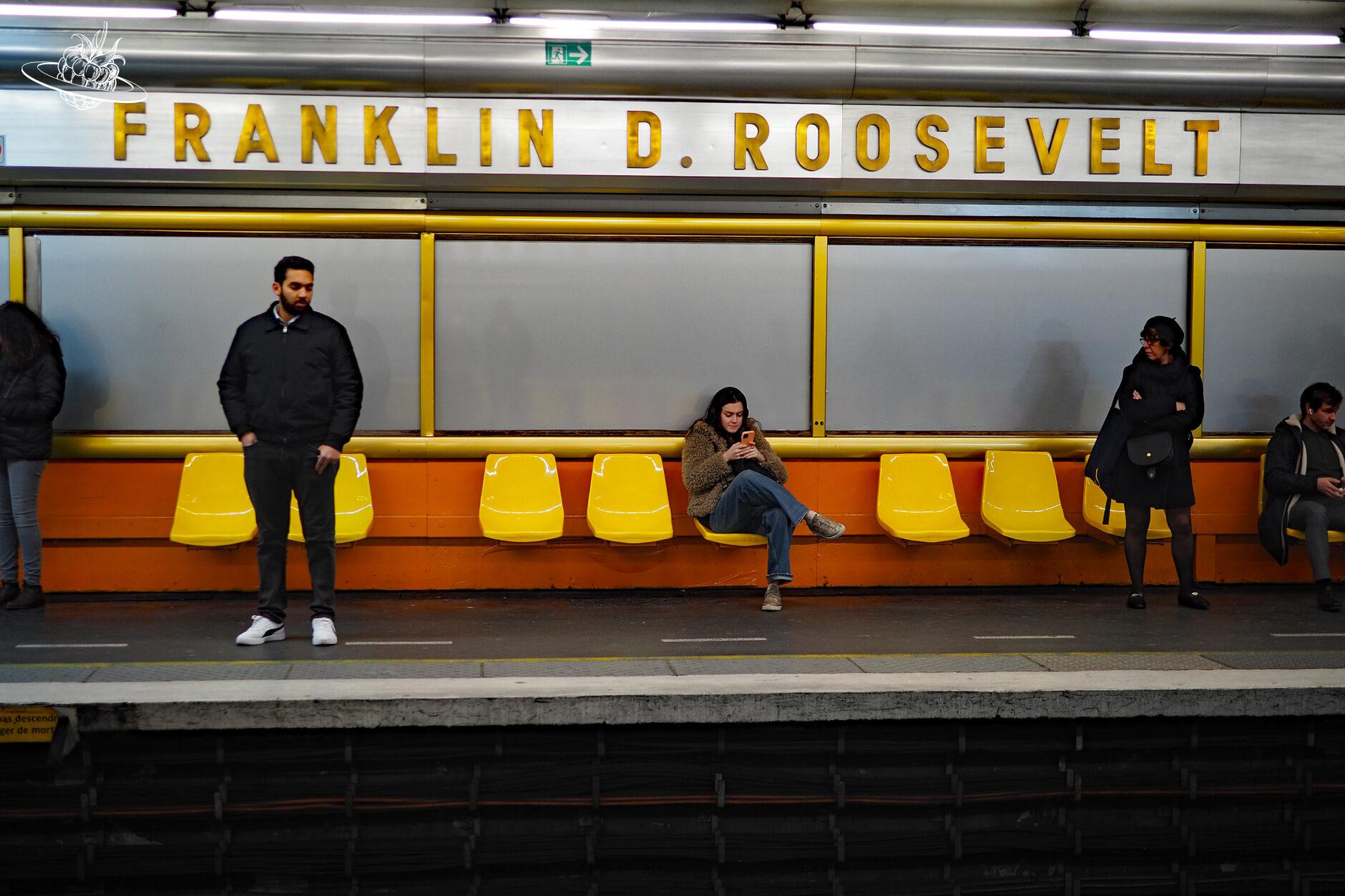 Menschen warten auf die Metro